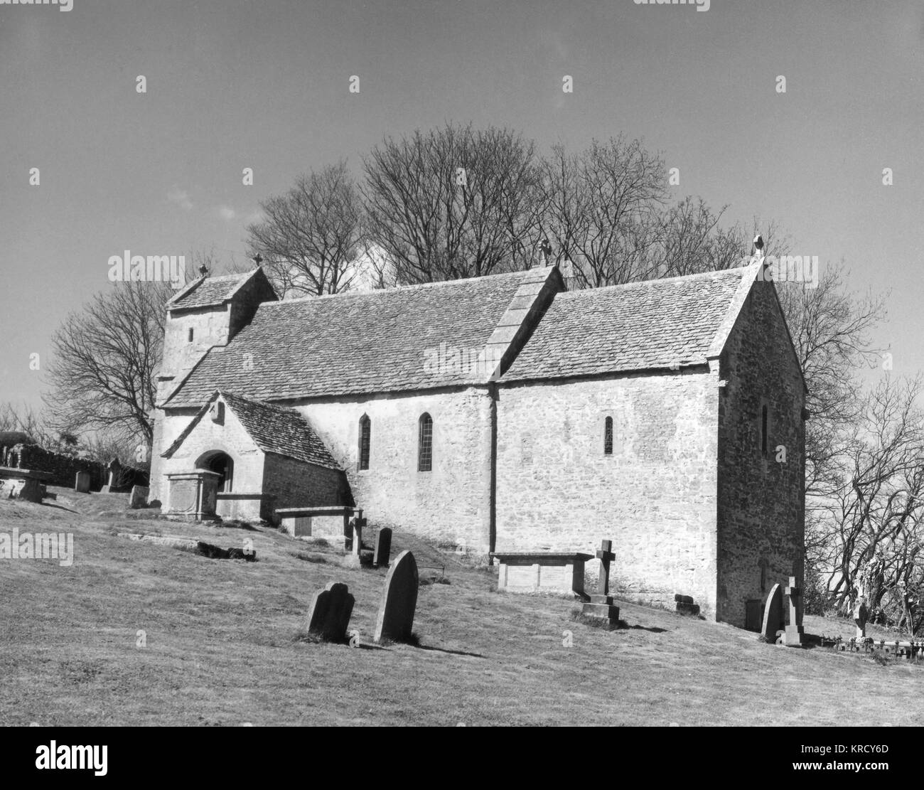 L'Église saxonne de Saint Michel, à Duntisbourne, les Cotswolds, Gloucestershire, Angleterre. Date : 1960 Banque D'Images