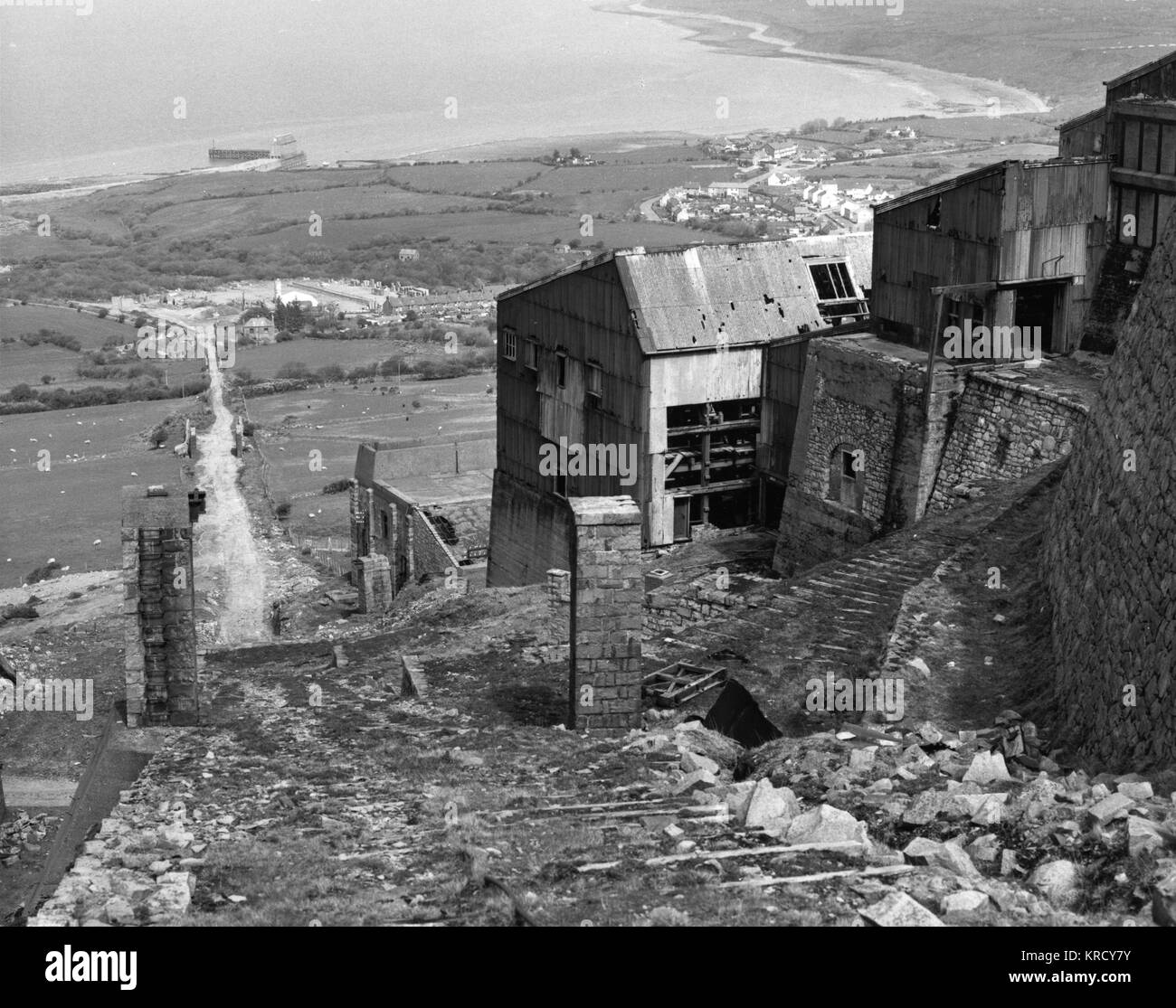 La carrière de granit abandonnée sur le flanc de la montagne de yr- eIFL, vue vers le nord au-dessus du village de Trefor, dans la péninsule de Lleyn, pays de Galles. Banque D'Images