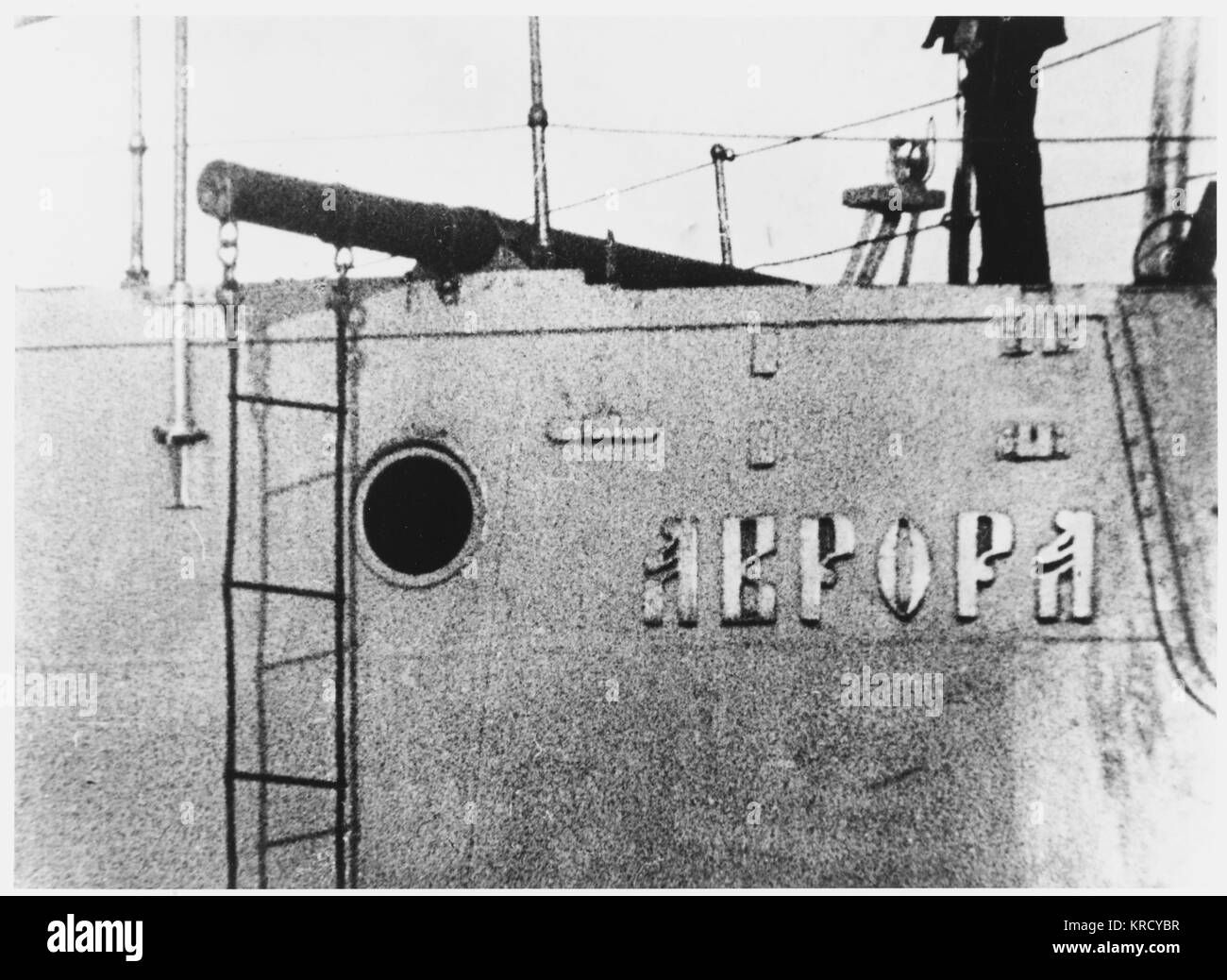 Un coup de feu tiré des canons du croiseur 'Aurora' est le signal de l'assaut du Palais d'hiver, et le renversement du gouvernement provisoire de Kerensky. Date : Octobre 1917 Banque D'Images