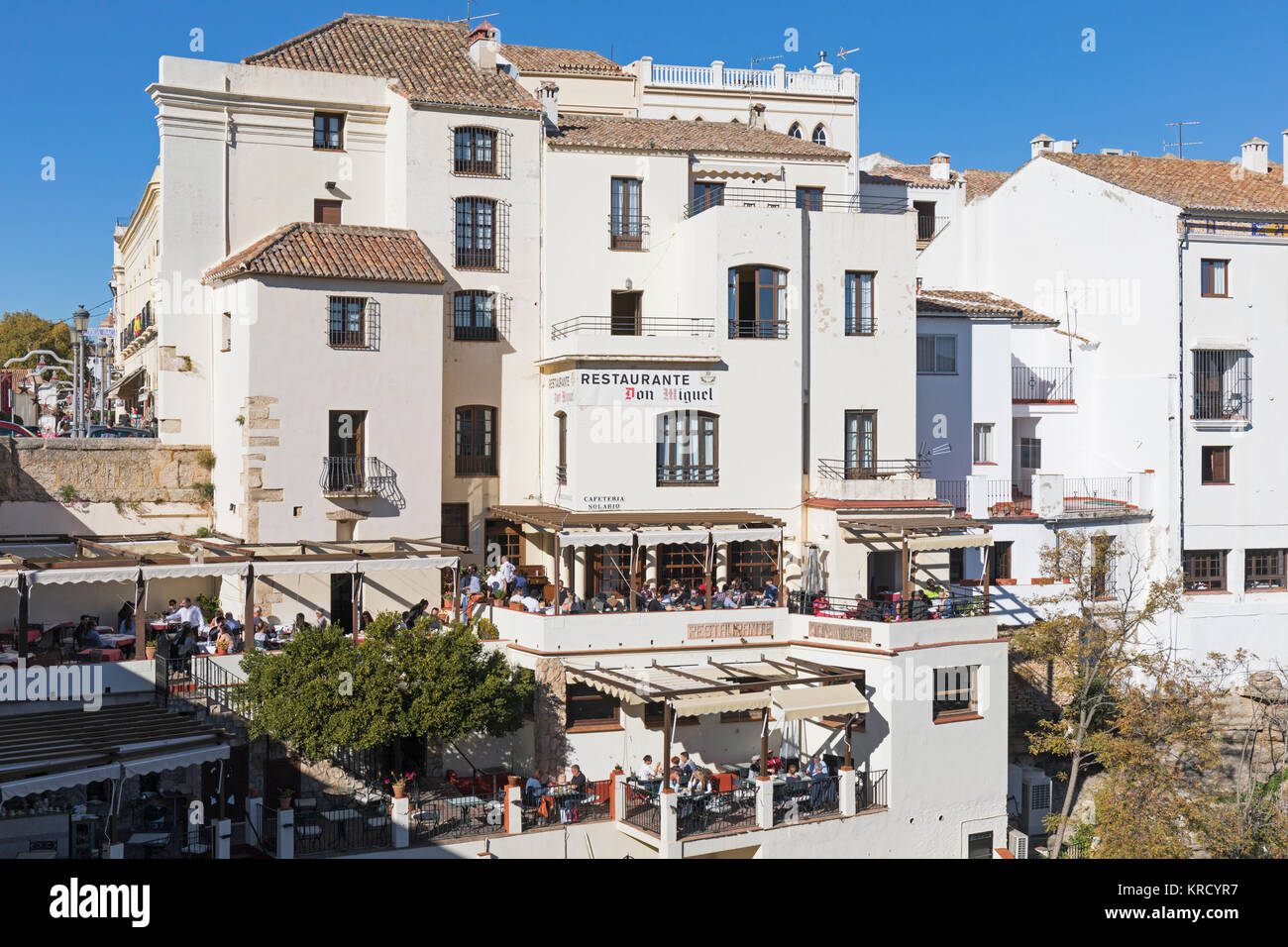 Ronda, Province de Malaga, Andalousie, Espagne du sud. Don Miguel restaurant donnant sur les gorges du Tage. Banque D'Images