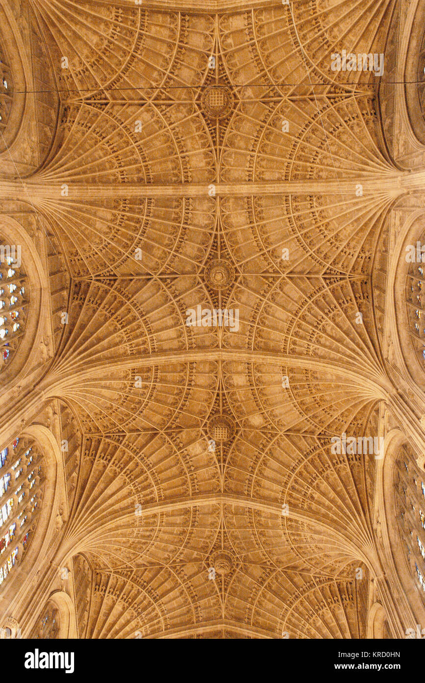 King's College Chapel est la chapelle du King's College de l'Université de Cambridge, et est l'un des plus beaux exemples de l'architecture anglaise gothique tardif (perpendiculaire). Il présente le plus grand toit de voûte en éventail du monde (vu ici), des vitraux et le tableau « l'adoration des Mages » de Rubens, peint à l'origine en 1634 pour le couvent des Sœurs blanches à Louvain en Belgique. Banque D'Images