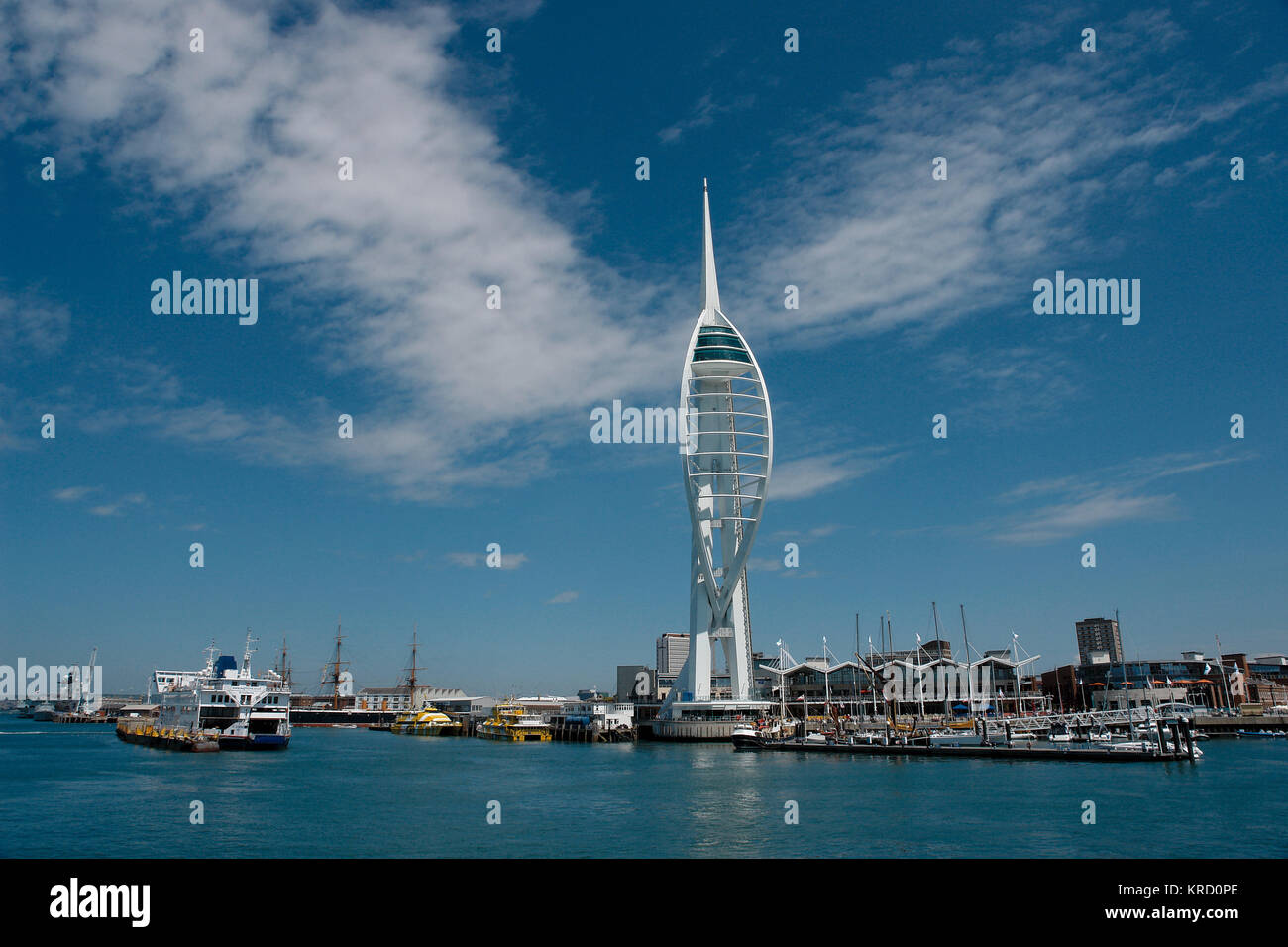 La Spinnaker Tower à Portsmouth, a ouvert ses portes en octobre 2005. C'est une attraction touristique de 170 mètres de haut surplombant le port de Portsmouth et le Solent. Banque D'Images