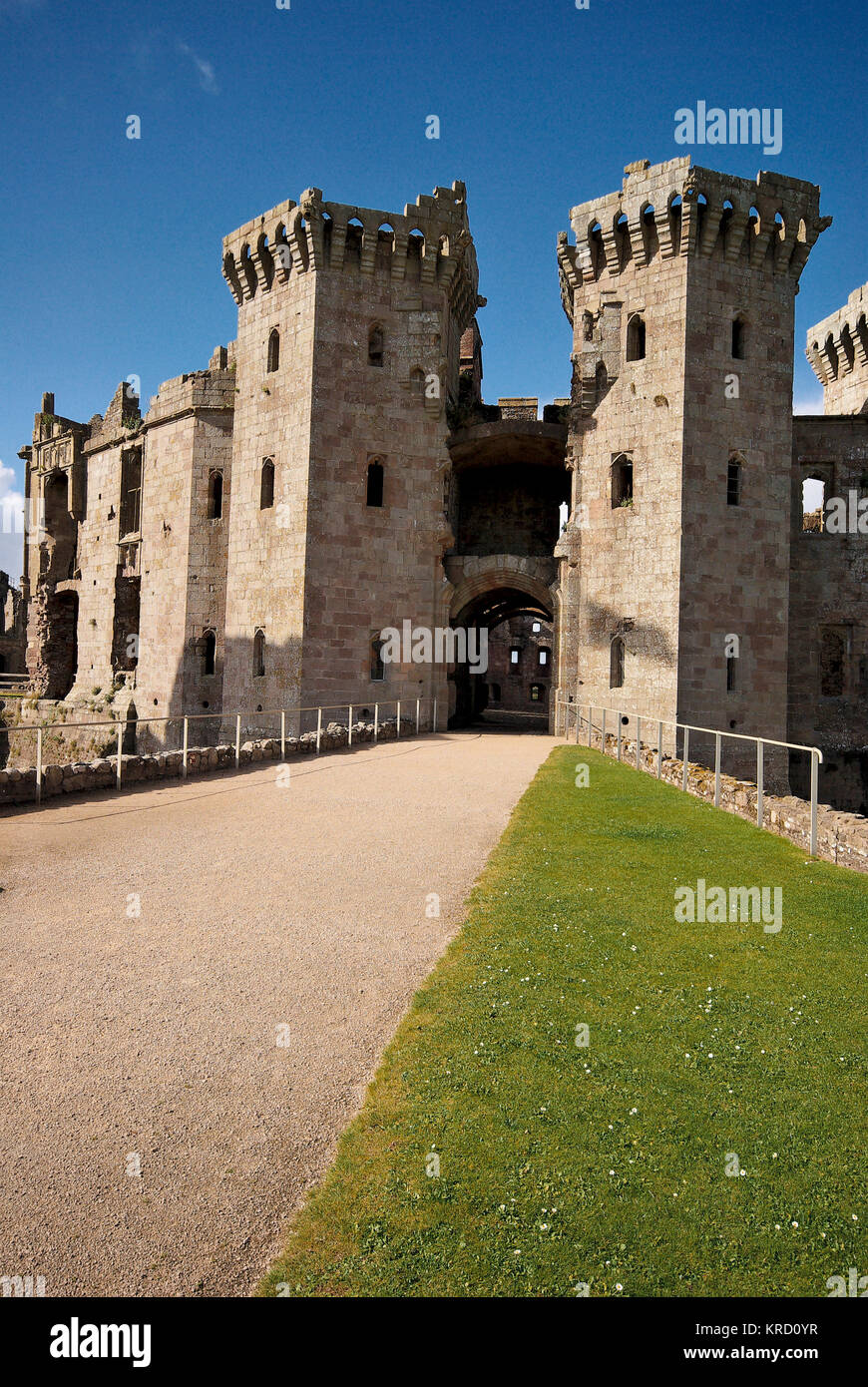 Château de Raglan près de Raglan, Gwent, une forteresse militaire construite au Moyen âge pour défendre la frontière galloise contre les Anglais. Il est devenu une ruine pendant la guerre civile anglaise. Ces dernières années, il a été populaire comme lieu de cinéma et de télévision. Vue du chemin menant à la porte d'entrée. Banque D'Images