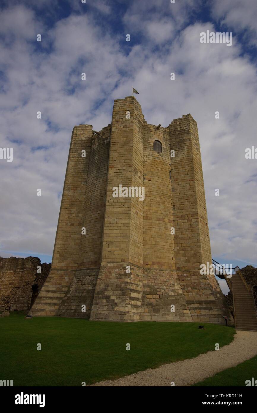 Vue du château de Conisbrough, près de Doncaster dans le South Yorkshire. Il a été construit dans les années 1180 par le cinquième comte de Surrey, demi-frère d'Henri II, et possède la plus belle tour circulaire de donjon normand du Royaume-Uni. Banque D'Images