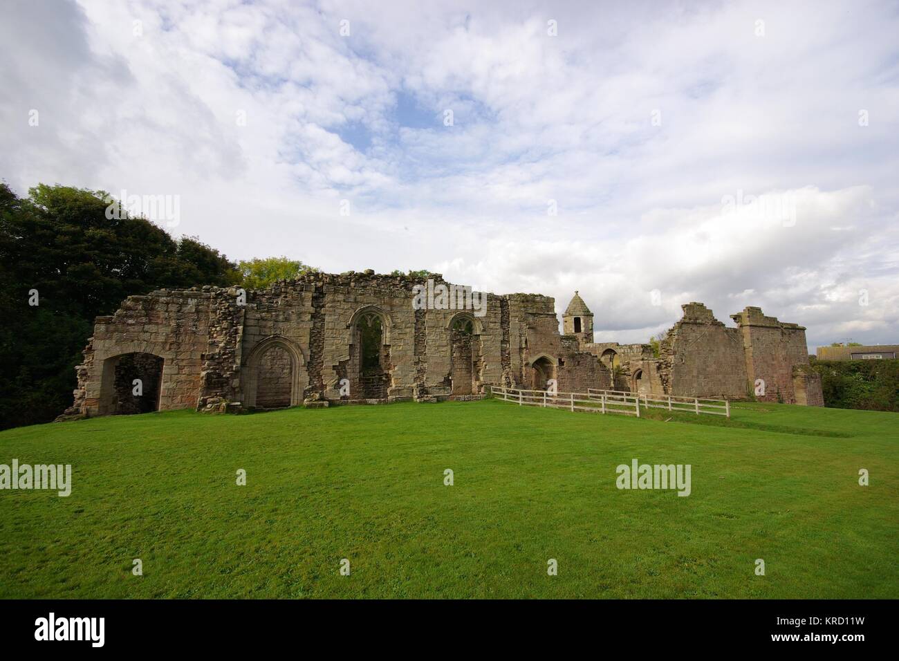 Vue du château de Spofforth, près de Harrogate dans le North Yorkshire, un manoir fortifié appartenant à la famille Percy, datant principalement des 14e et 15e siècles. Banque D'Images