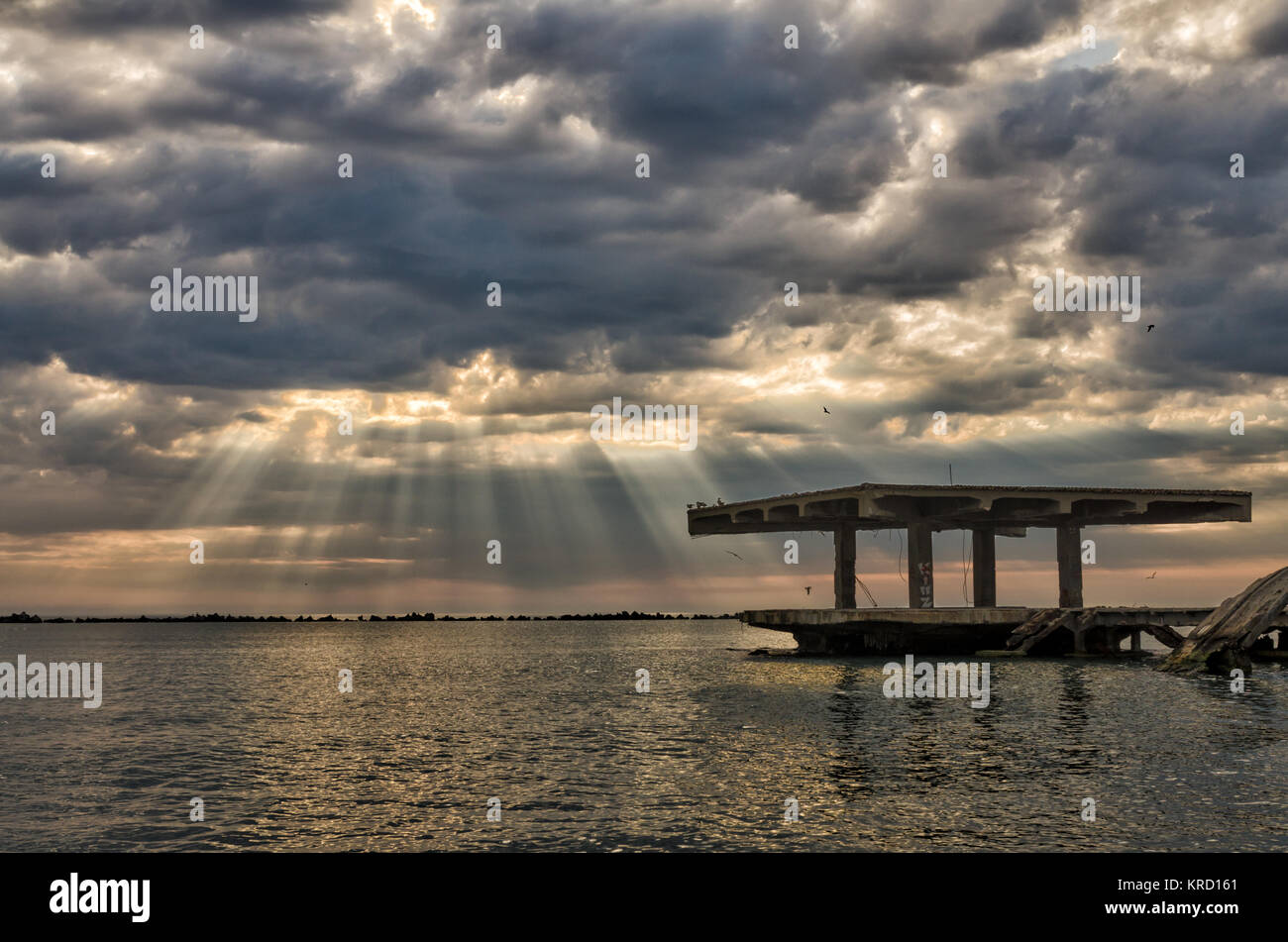 Le pont abandonné au bord de la mer dans la mer Noire, à Mamaia, Constanta, Roumanie.Le pont sur la mer Noire, mer et mer avec de l'eau bleue Banque D'Images