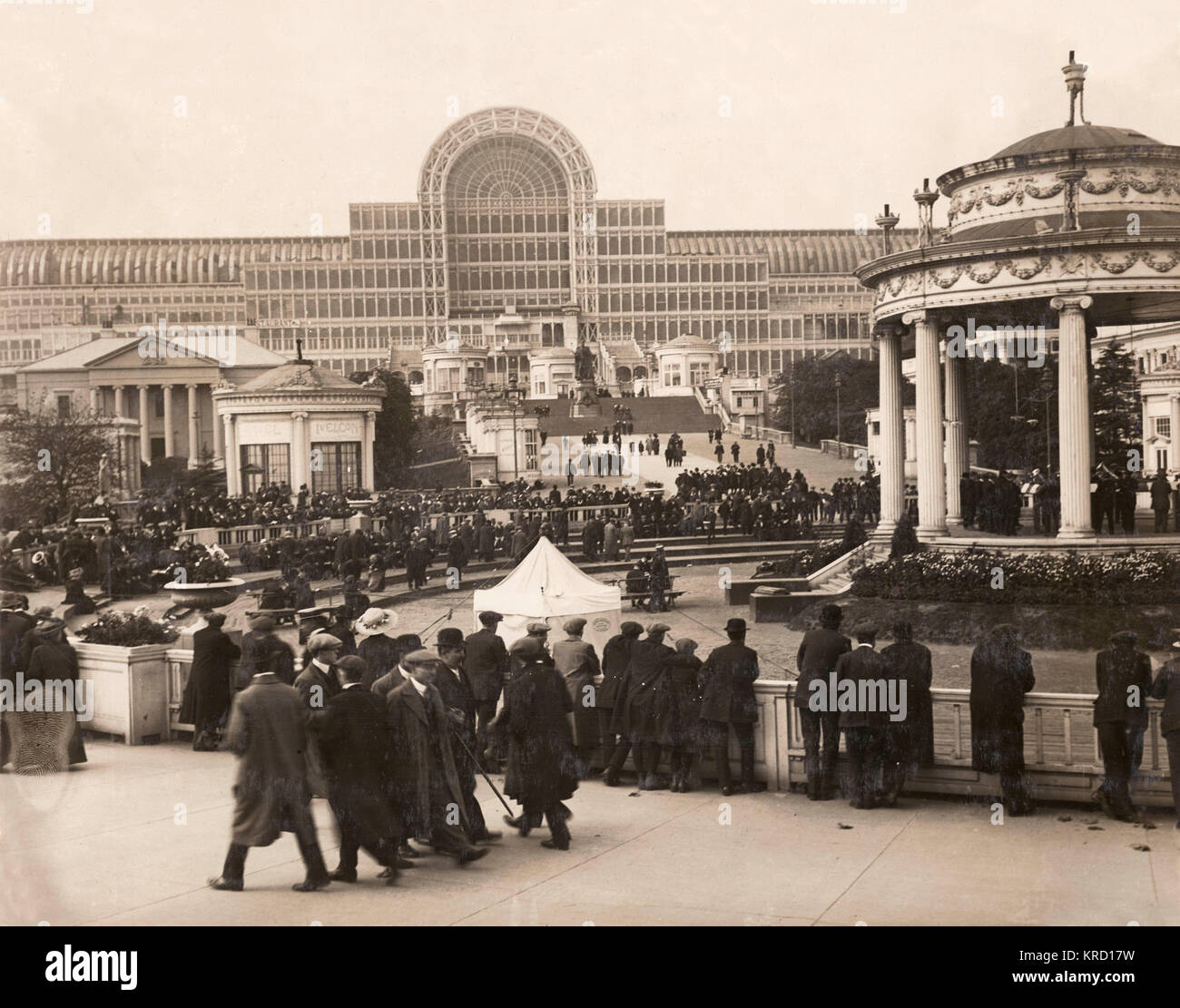 Vue de l'Avenue centrale menant à la Crystal Palace dans le sud de Londres, au moment de l'assemblée annuelle le Brass Band Festival. Groupes de tous les coins du pays ont pris part. Dans la circulaire kiosque sur la droite une Temperance jouez. Le Palais de Cristal a été le lieu de ce festival annuel depuis 1900, lorsqu'il y avait environ 20 000 fanfares amateurs au Royaume-Uni. Date : vers 1909 Banque D'Images