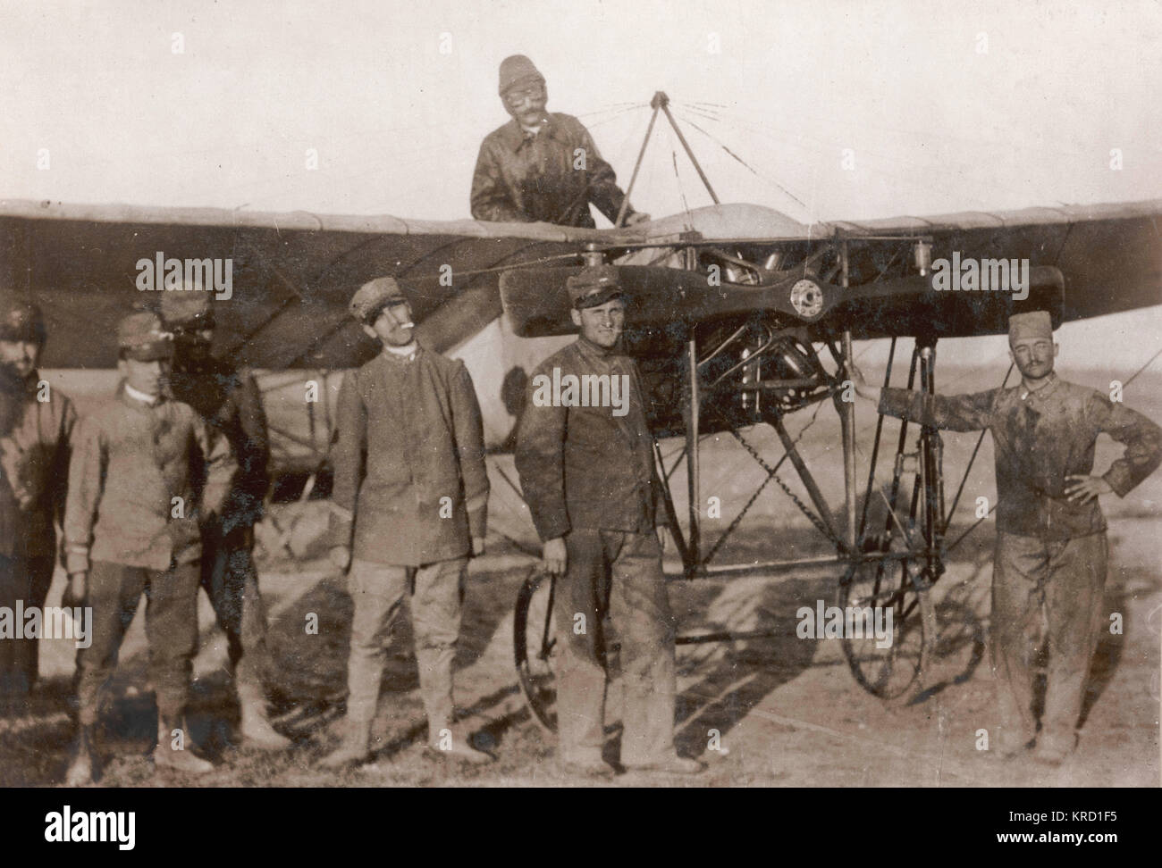 Les aviateurs de l'armée italienne pendant la guerre Italo-Turkish (1911-1912) -- la première utilisation d'avions de guerre. Le capitaine Piazzi est assis dans son monoplan, à propos d'ascensionner à reconnaître les positions turques à l'extérieur de Tripoli. Plus tard nouvelle est que Piazzi avait été tué à tout en volant sur l'ennemi, et les ailes de son avion était criblée de balles. Date : 1912 Banque D'Images