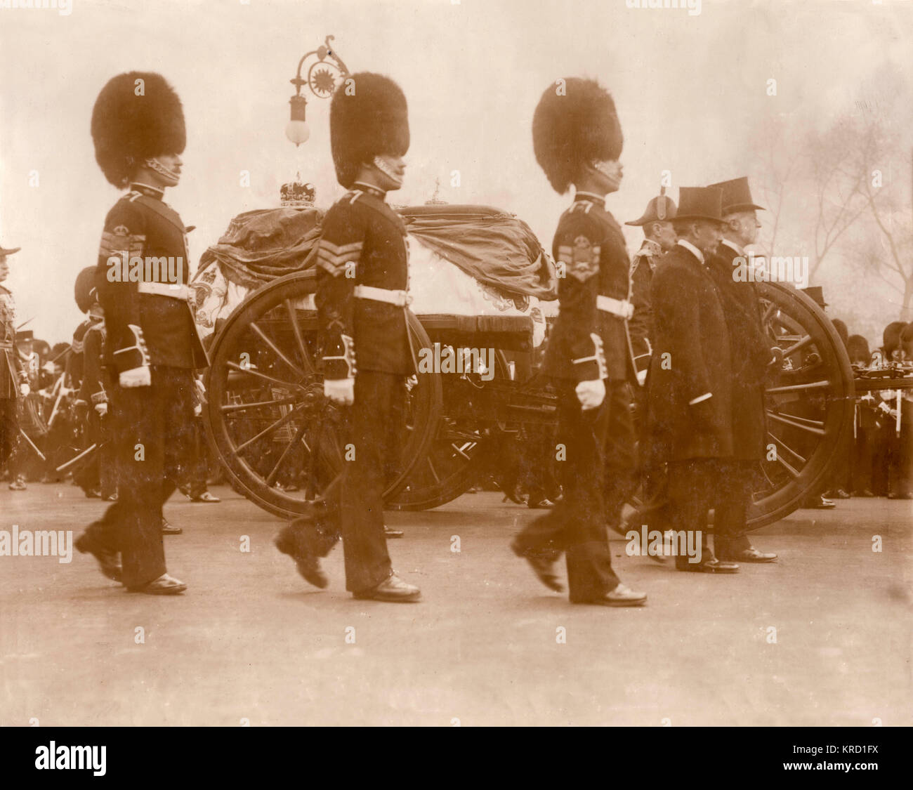Les funérailles du roi Édouard VII -- le transport des armes à feu et de cercueil en passant par Hyde Park au centre de Londres. De là, le cortège a continué jusqu'à Marble Arch, puis à la gare de Paddington, et de là, au château de Windsor, où une cérémonie funèbre a eu lieu à la Chapelle St George. Date : 20 mai 1910 Banque D'Images