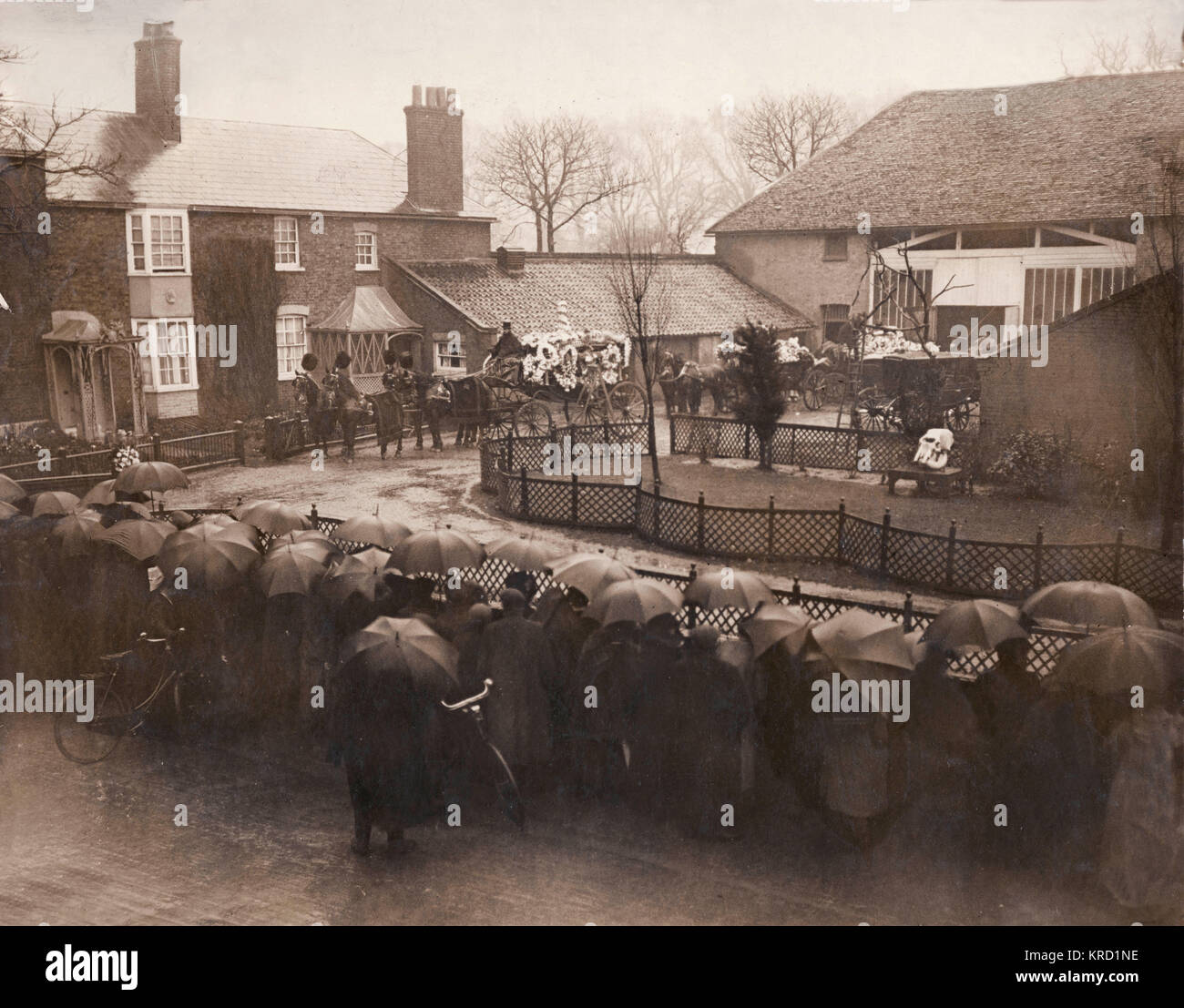La procession funéraire de l 'Éternel' George Sanger (1827-1911), laissant dans Park Farm, East Finchley au Nord de Londres. Sanger était un célèbre impresario de cirque, mise en scène de spectacles de grande envergure tels que l'Amphithéâtre Astley et l'Agricultural Hall dans Islington. Son mémoire, soixante-dix ans un showman, a été publié en 1908. Malheureusement, il a été tué à la fin de novembre 1911 par une course folle à l'employé sa ferme de East Finchley. Les funérailles ont été toute une aventure, et les routes à partir de la station de métro Finchley à Holborn Viaduct étaient bordées de personnes à l'abri de la pluie sous des parapluies noirs. Le cercueil a été t Banque D'Images