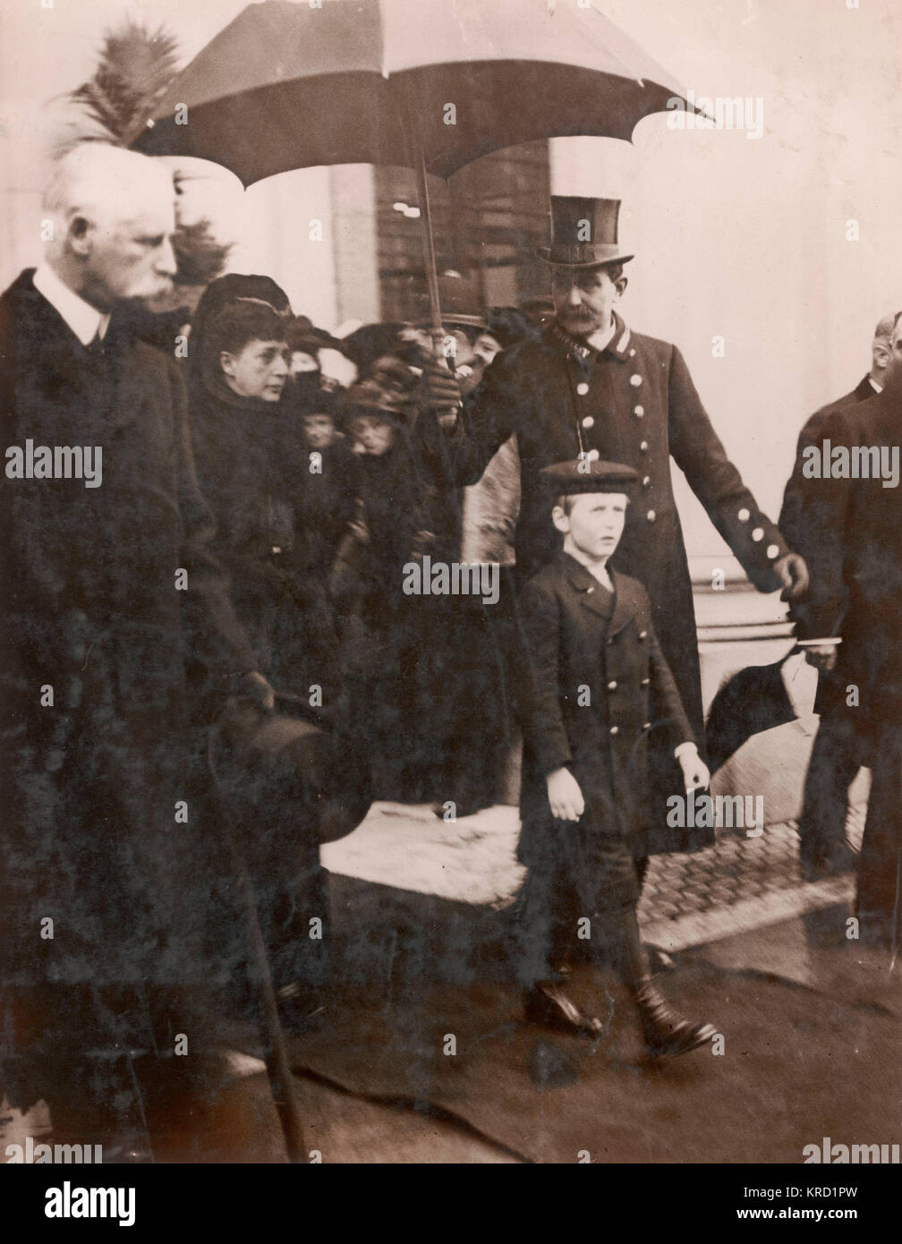 La Reine Alexandra (1844-1925) et son petit-fils, le prince héritier Olav de Norvège (1903-1991), laissant le nouveau magasin Whiteleys à Bayswater, à l'ouest de Londres, où ils ont été faire des emplettes pour des cadeaux de Noël. Date : vers 1911 Banque D'Images
