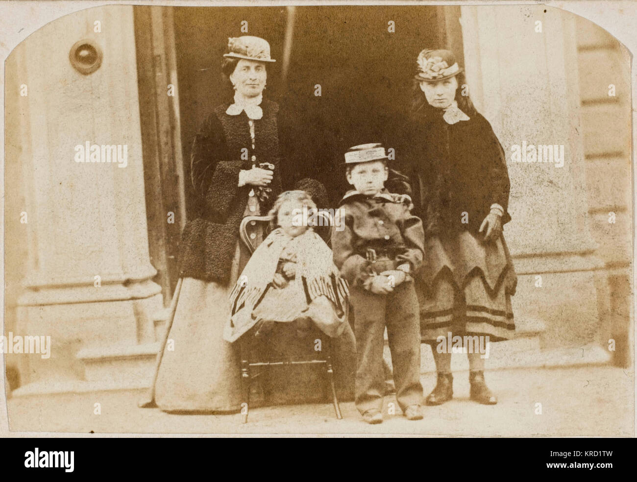 Mère victorienne et trois enfants (famille Polhill-Turner) Banque D'Images