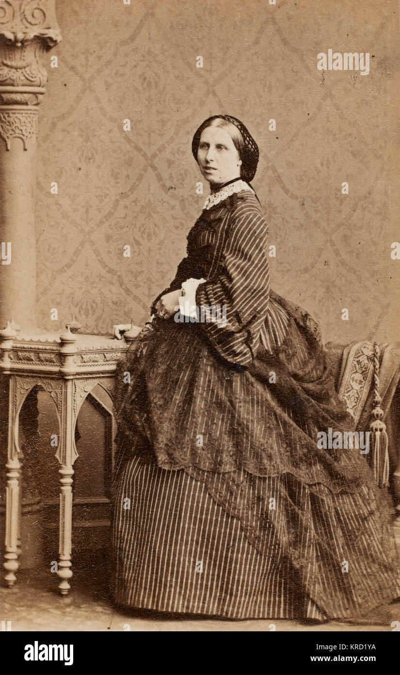 de 1860 robe de à avec dentelle rayé Une femme noire un dans une crinoline châle jupeDatevers autour la UMqSzGVp
