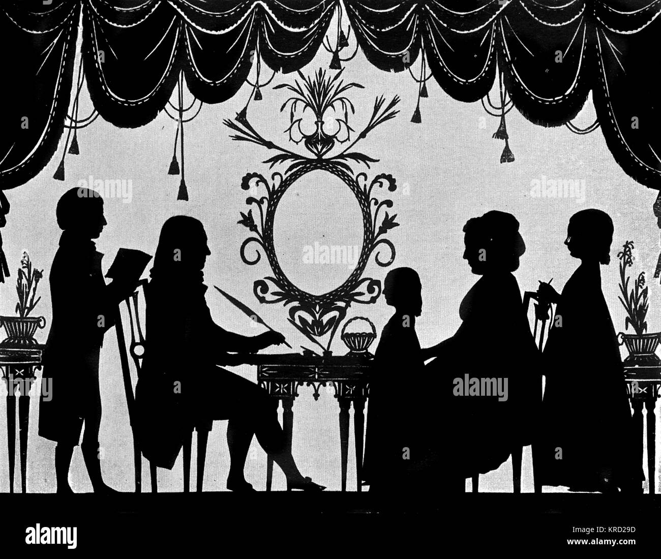 Une silhouette portrait de la famille Burney (peut-être que de la comédie musicale, l'historien Charles Burney ?), photographié dans un monde civilisé tableaux autour d'une table avec des rideaux swagged encadrant le scène. Date : c.1780s Banque D'Images