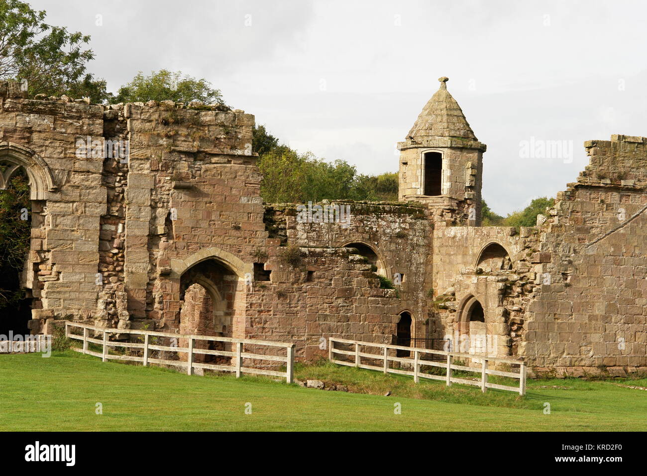 Vue rapprochée des ruines du château de Spofforth, près de Harrogate dans le North Yorkshire, un manoir fortifié appartenant à l'origine à la famille Percy, datant principalement des 14e et 15e siècles. Banque D'Images