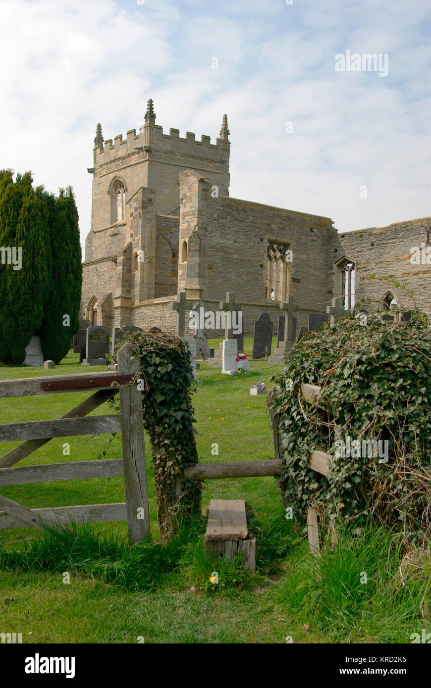 Les ruines de l'église St Mary, Colston Bassett, Nottinghamshire, vu que depuis le cimetière. Banque D'Images