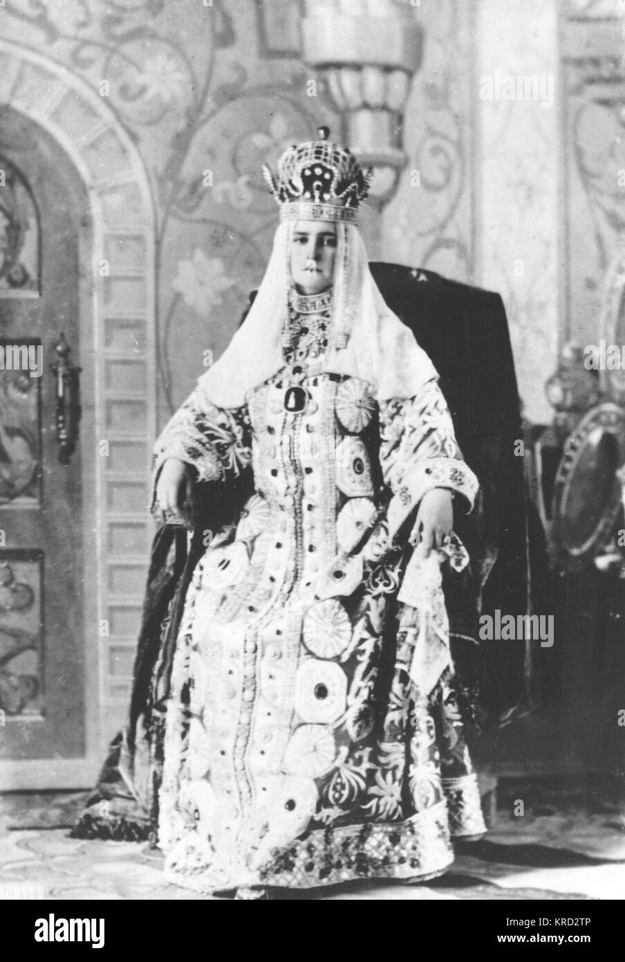 La dernière impératrice de Russie : Alexandra Feodorovna Romanova, ici portant un costume traditionnel russe extravigant avant qu'une balle impériale. Date : 13 février 1903 Banque D'Images