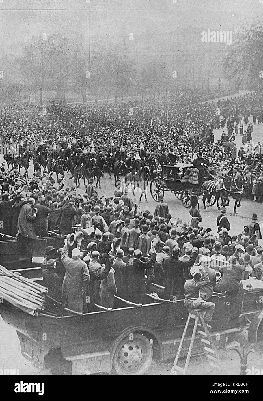 La foule immense des Horse Guards Parade en regardant l'époux, le Prince Albert, duc d'York et de ses frères, le Prince de Galles et Prince Henry (Duc de Gloucester) conduite en procession à l'abbaye de Westminster pour le mariage du duc d'york à Lady Elizabeth Bowes-Lyon en avril 1923. Date : 1923 Banque D'Images