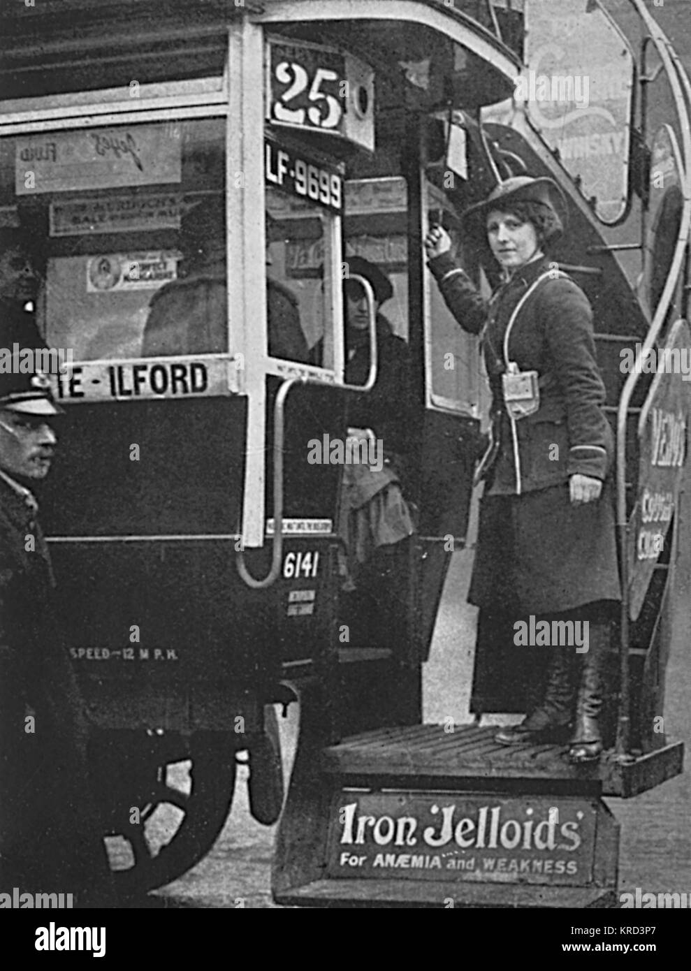 Fille d'un conducteur de bus dans son uniforme bleu, avec des guêtres et tourné jusqu'hat, sonne sur la route n° 25 qui voyage de Marble Arch dans le centre de Londres à Ilford, dans la banlieue de l'Est de Londres. Un certain nombre de femmes ont rempli des rôles masculins traditionnels, y compris les emplois dans les transports publics, au cours de la Première Guerre mondiale que les hommes s'est joint au combat. Date : 1914-1918 Banque D'Images