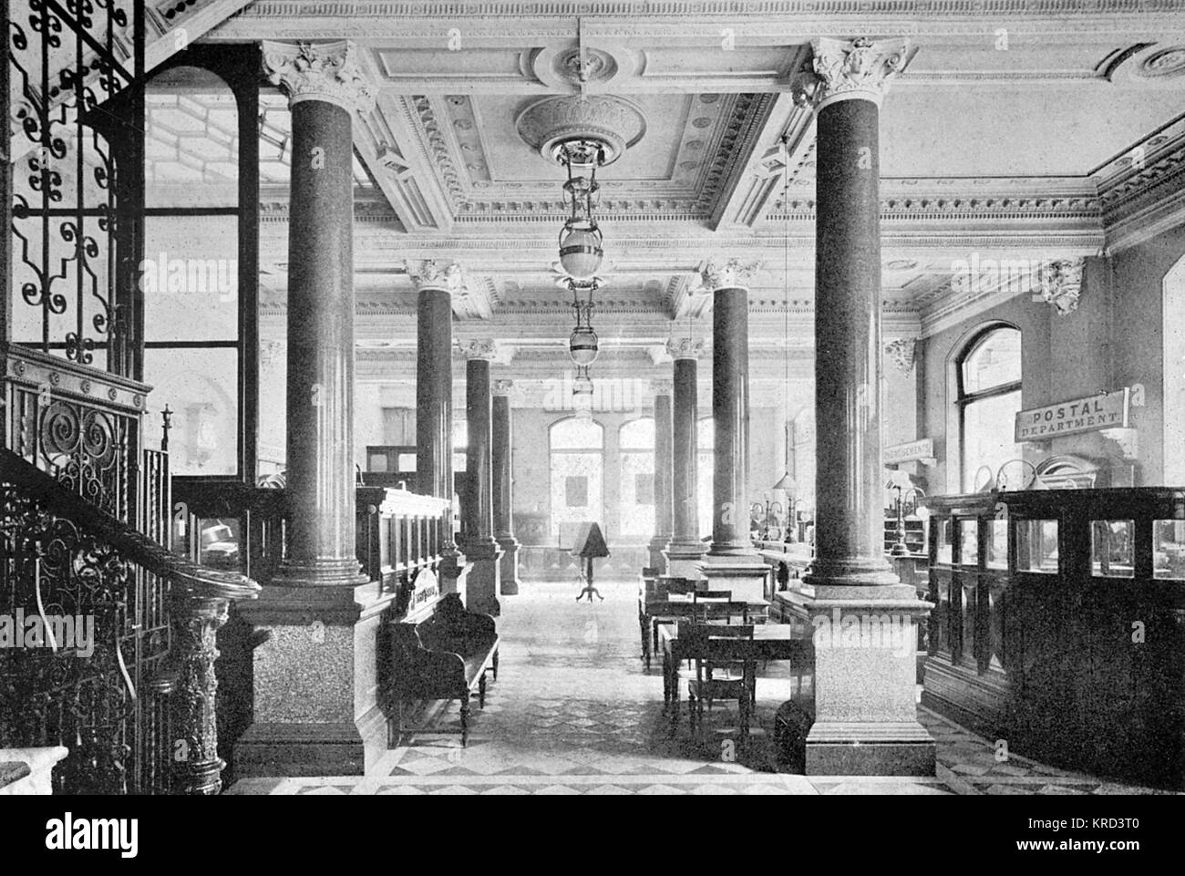 La salle de la Daily Telegraph à très beau avec ses piliers de granit rouge. La vue est prise en direction de Fleet Street. Date : 1914 Banque D'Images
