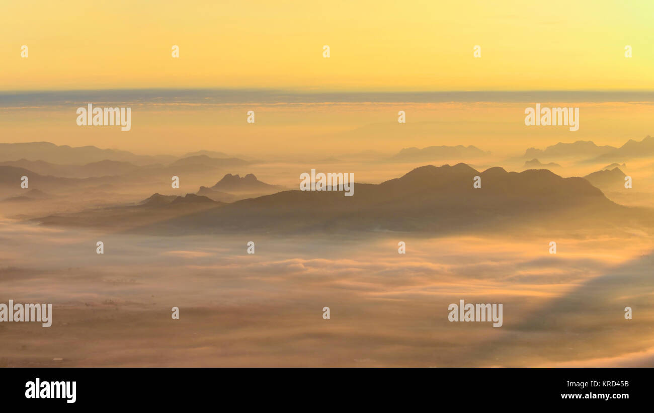 Mer de brouillard et lever du soleil tôt le matin, la lumière, l'éclairage naturel des phénomènes. Banque D'Images