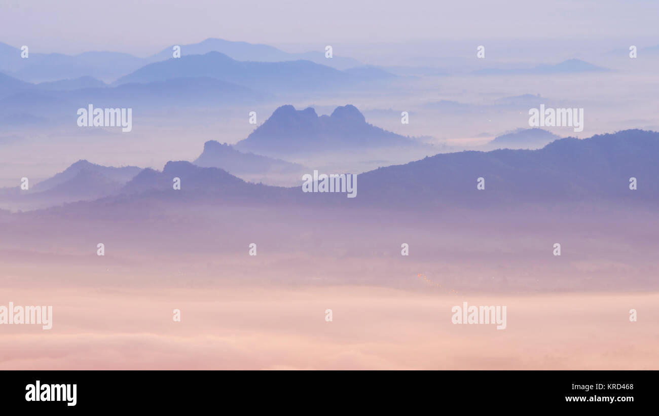 Mer de brouillard et lever du soleil tôt le matin, la lumière, l'éclairage naturel des phénomènes. Banque D'Images