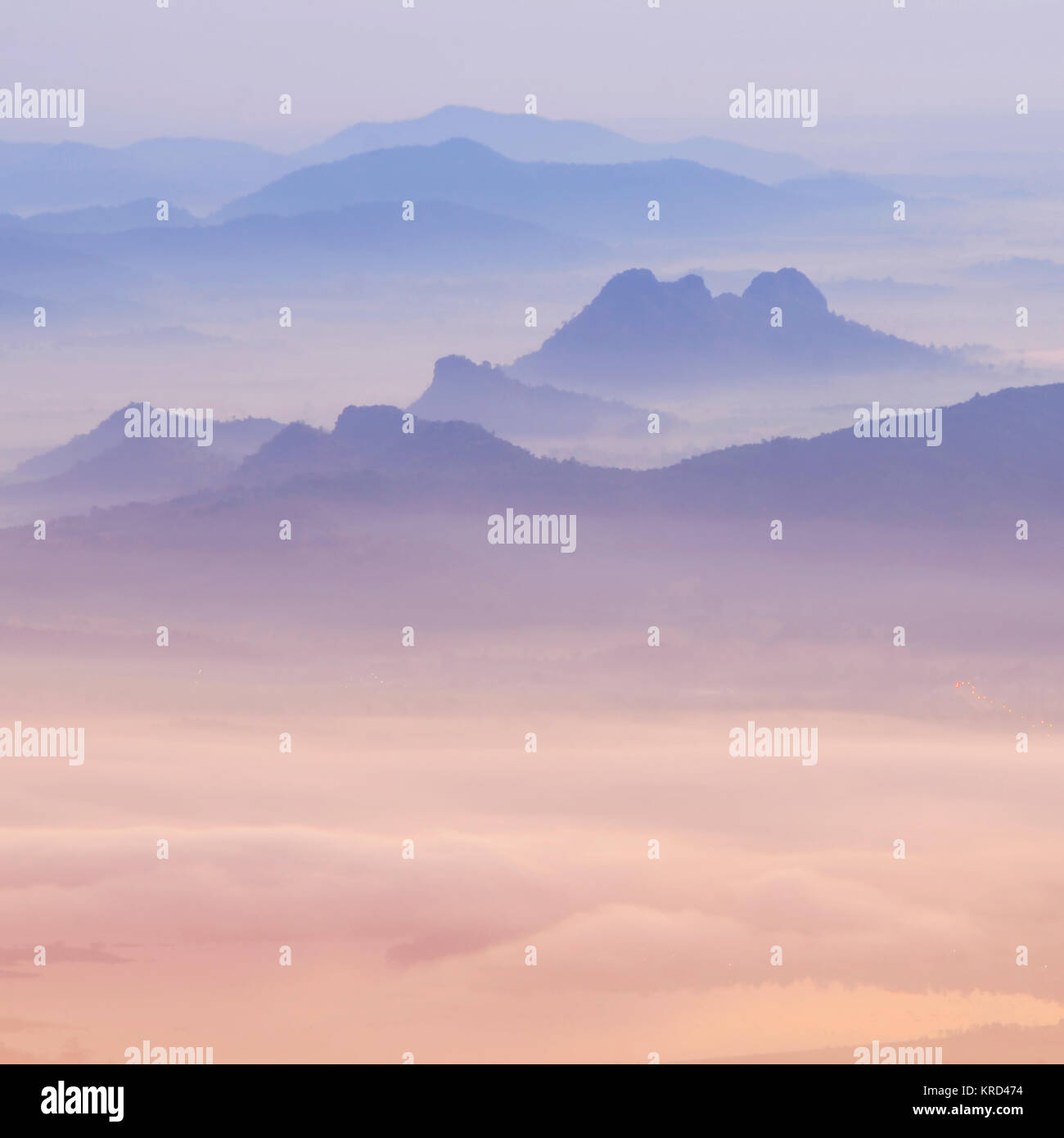 Mer de brouillard et lever du soleil tôt le matin, la lumière, l'éclairage naturel des phénomènes. Banque D'Images