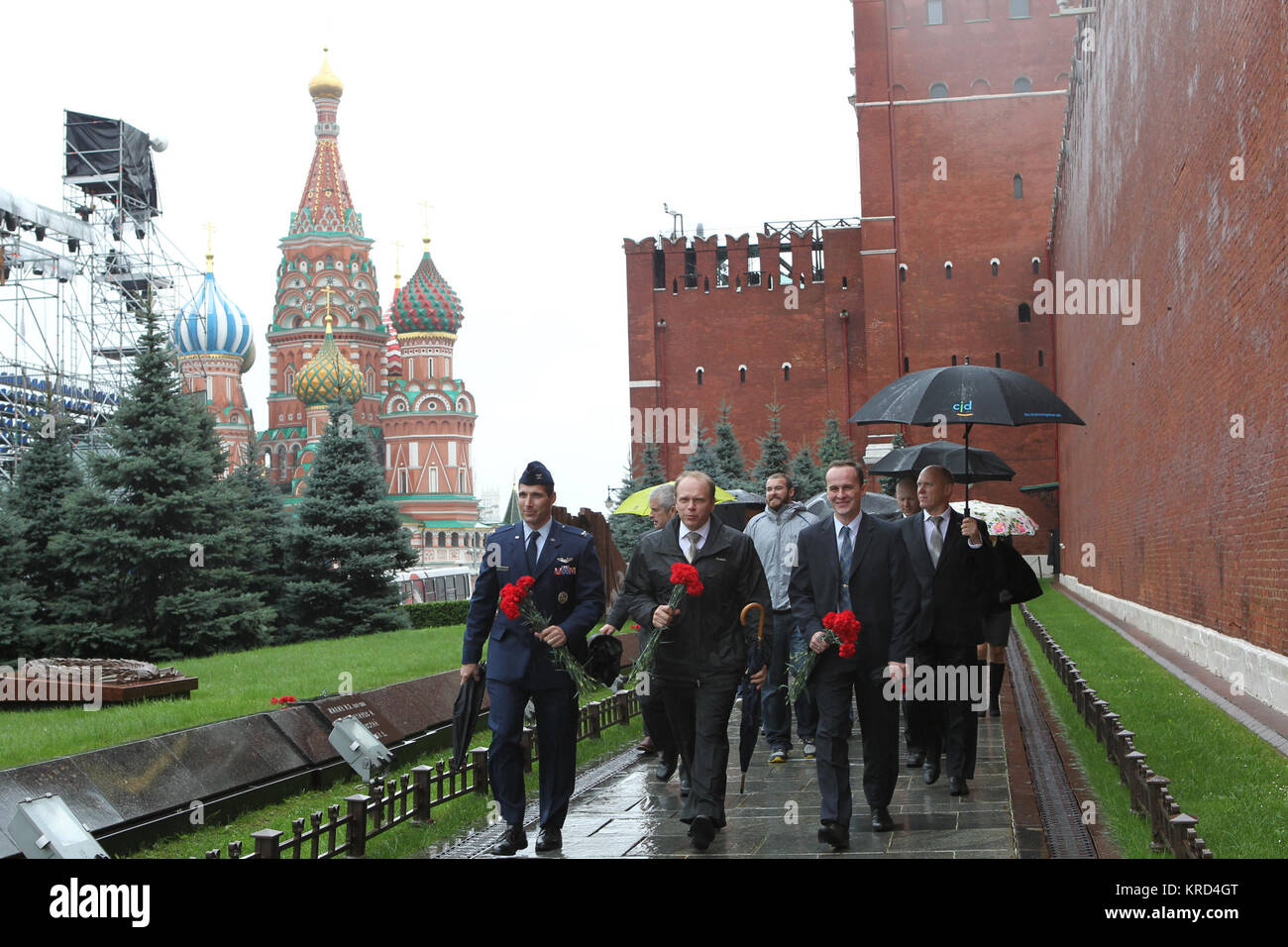 Avec l'oignon dome les clochers de la cathédrale Saint-Basile servant de toile de fond, l'ingénieur de vol de l'expédition 37/38 Michael Hopkins de la NASA (rangée avant, à gauche), commandant de Soyouz Oleg Kotov (au centre de la première rangée), et l'ingénieur de vol Sergey Ryazanskiy (au premier rang, à droite) montrent le chemin le long du mur du Kremlin à la place Rouge à Moscou, pour déposer des fleurs le 6 septembre dans une cérémonie traditionnelle à l'honneur des icônes de l'espace russe qui sont enterrés là. Kotov, Hopkins et Ryazanskiy se préparent pour leur lancement de la Station spatiale internationale depuis le cosmodrome de Baïkonour au Kazakhstan le 26 septembre, le Kazakh du temps, à bord du Soyouz T Banque D'Images