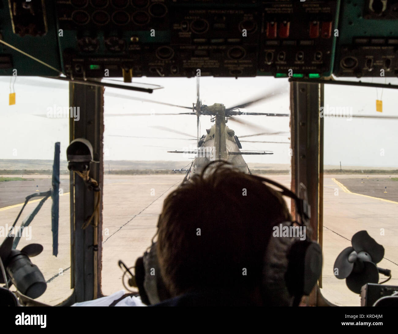 Vue depuis le cockpit de l'un des 12 hélicoptères de recherche et de sauvetage russe qu'ils décollent à partir de la ville de Karaganda à Zhezkazgan au Kazakhstan, un jour avant la date prévue de l'atterrissage de la capsule Soyouz TMA-08M avec le commandant de l'Expédition 36 Pavel Vinogradov de l'Agence spatiale fédérale russe (Roskosmos), mécanicien de Alexander Misurkin de Roskosmos et l'ingénieur de vol Chris Cassidy. Vinogradov, Misurkin et Cassidy sont de retour sur Terre après cinq mois et demi sur la Station spatiale internationale. Crédit photo : NASA/Bill Ingalls) Soyouz TMA-08M Fédération de recherche et de sauvetage helicopte Banque D'Images