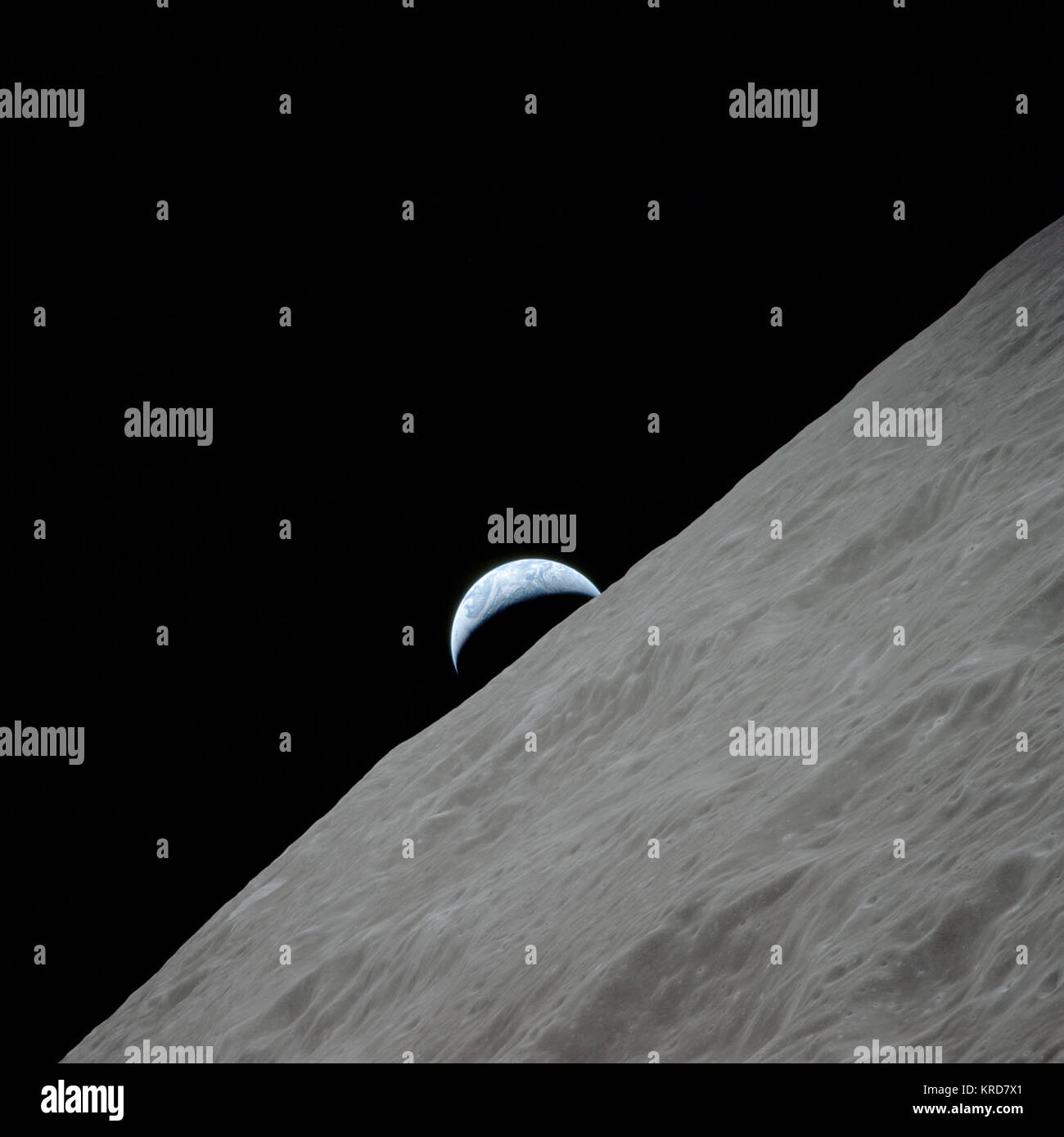 Vue sur le croissant lunaire de la Terre s'élevant au-dessus de l'horizon sur le Ritz cratère. Image prise lors de la mission Apollo 17 sur 66 de la Révolution. Magasin de film original a été étiquetés PP. Le type de film a été SI-368 Ektachrome Couleurs MME CEX, inversion des couleurs,250mm., la Longitude 98,2 Moyen-orient, Azimut 264, Altitude 113 km : Identificateur de la NASA comme17-152-23274 Dernier croissant la terre vue de la lune Banque D'Images