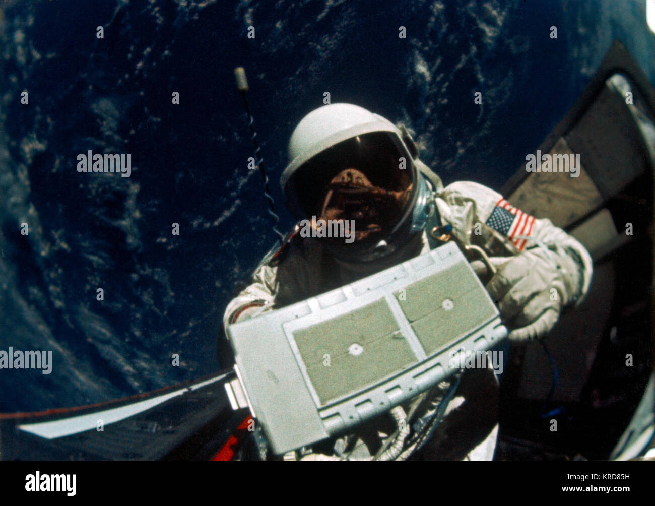 Gemini 12 - Edwin Aldrin à ouvrir le volet de l'engin spatial pendant EVA Banque D'Images