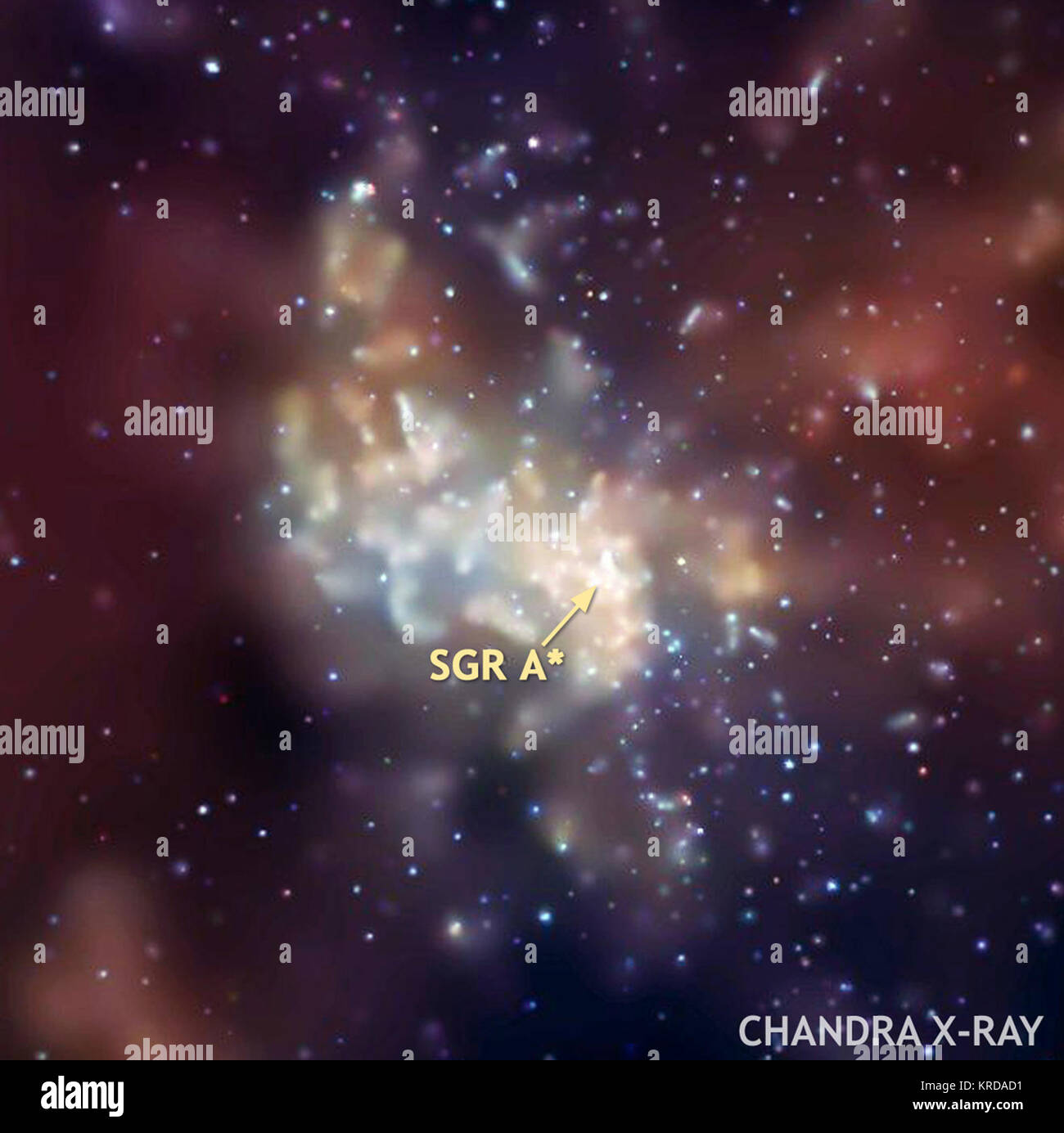 L'image de Chandra (gauche) a fourni des éléments de preuve pour une nouvelle et inattendue pour les étoiles à la forme. Une combinaison de l'infrarouge et X-ray observations indique qu'un excédent d'étoiles massives s'est formé à partir d'un gros disque de gaz autour de Sagittarius A* (illustration à droite). Selon le modèle standard pour la formation des étoiles, des nuages de gaz à partir de laquelle les étoiles se forment devraient avoir été déchiré par les forces de marée du trou noir supermassif. De toute évidence, la gravité d'un disque dense de gaz autour de Sagittarius A* compense les forces de marées et permet aux stars de se former. La tension entre les marées du trou noir pour Banque D'Images