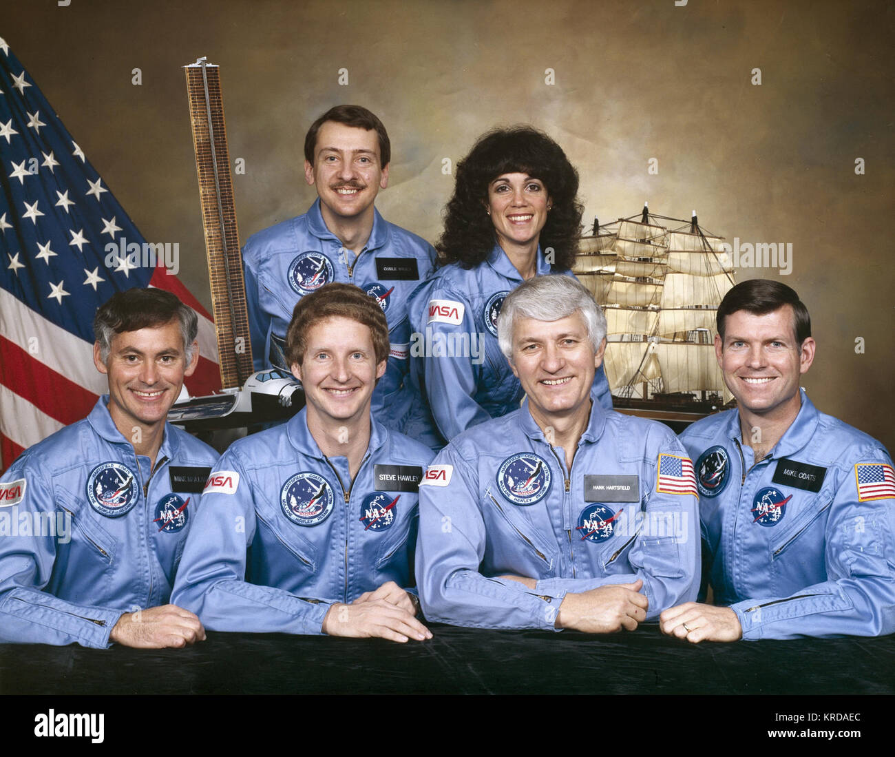 STS-41-D'ÉQUIPAGE PORTRAIT :/L-R : RICHARD M. MULLANE, Steven A. HAWLEY ; Henry W. ; HARTSFIELD MICHAEL P. MANTEAUX ; RETOUR L-R : CHARLES D. WALKER ; JUDITH RESNIK. STS-41-D'ÉQUIPAGE Banque D'Images