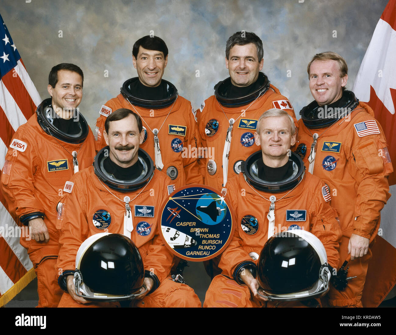 PORTRAIT DE L'Équipage STS-77 RANGÉE AVANT DE GAUCHE À DROITE : BROWN, Curt, CASPER, JOHN ; Rangée arrière de gauche à droite : BURSCH, DAN ; RUNCO, Mario ; GARNEAU, Marc ; THOMAS, Andy. L'équipage de STS-77 Banque D'Images