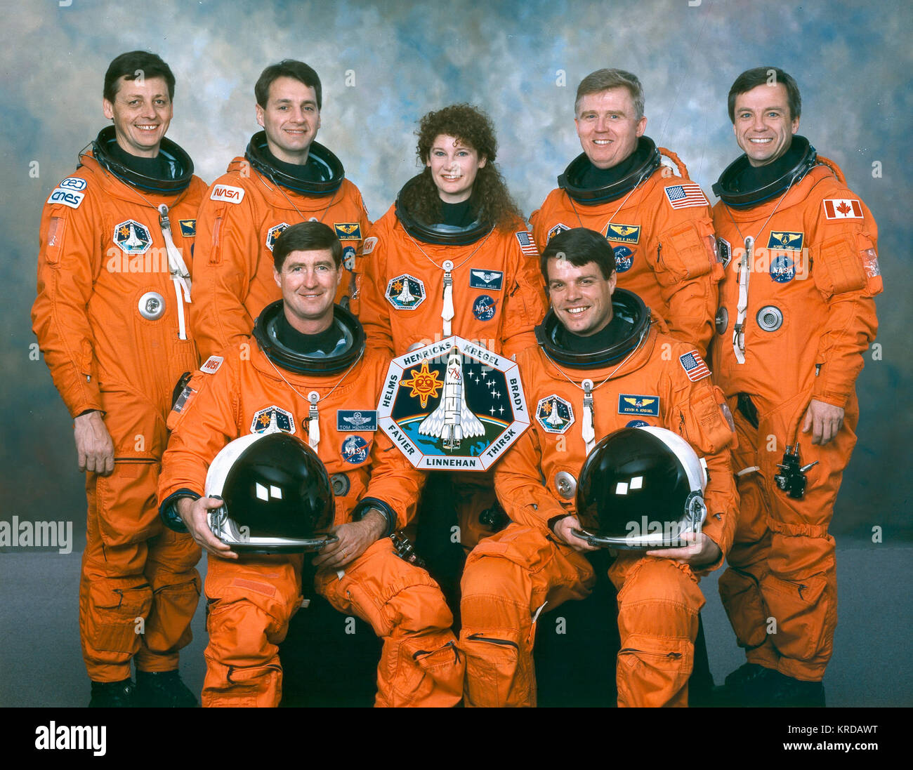 PORTRAIT DE L'Équipage STS-78 : ASSIS L/R : HENRICKS, TOM ; KREGEL, KEVIN. L'ARTICLE L/R : FAVIER, JEAN-JAQUES ; Linehan, RICHARD ; HELMS, SUSAN ; BRADY, CHARLES ; Robert Thirsk, de l'équipage STS-78 Banque D'Images