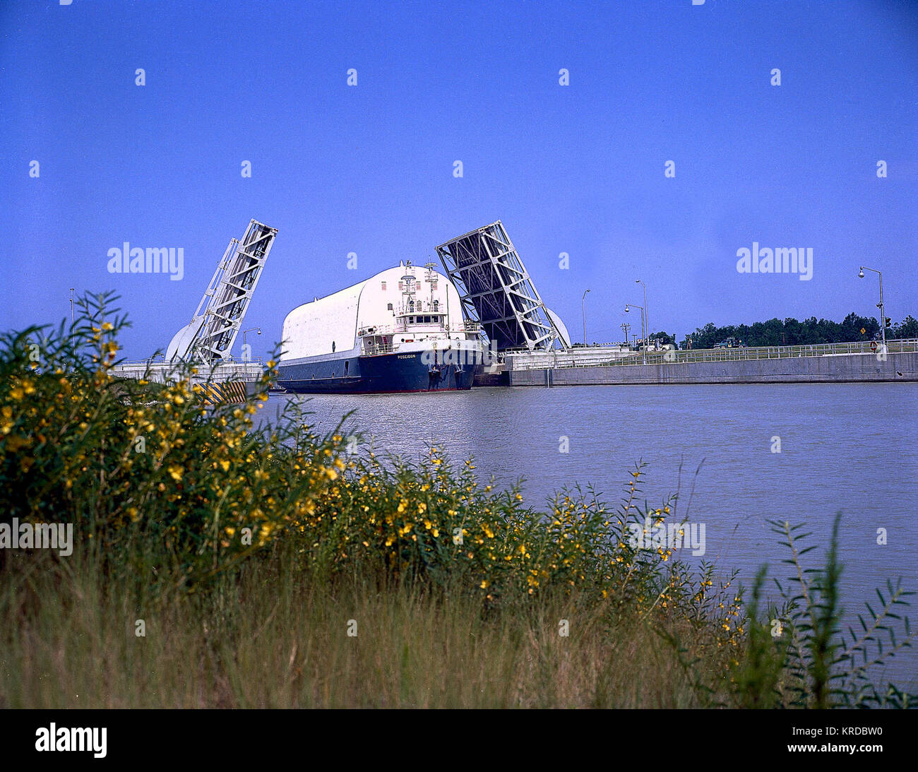BARGE 'POSEIDON', CHARGÉ AVEC S-II-3 PASSANT PAR pont à bascule. Poseidon barge Saturne V S-II Banque D'Images