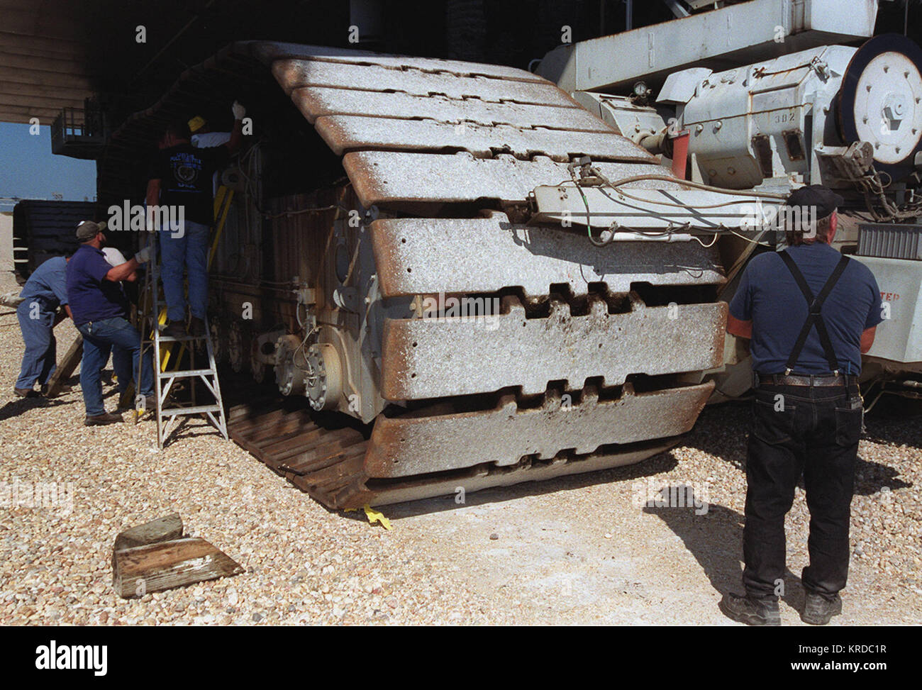 Travaux de réparation de la NASA crawler-transporter le patin de chenille (KSC-00PP-1629) Banque D'Images