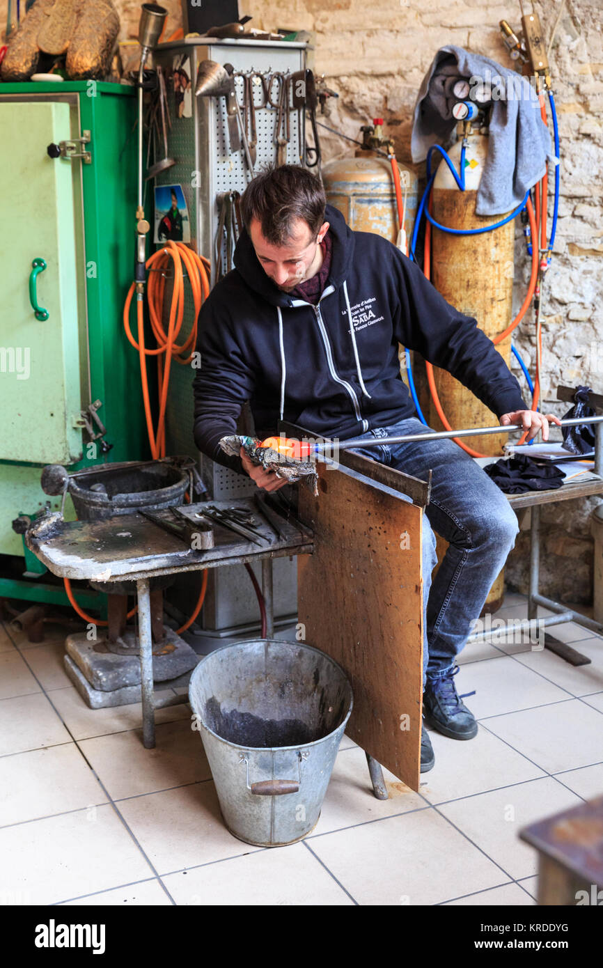 Souffleur de verre à Didier Saba studio de soufflage de verre, une forme de moulage à Antibes, Côte d'Azur, France Banque D'Images