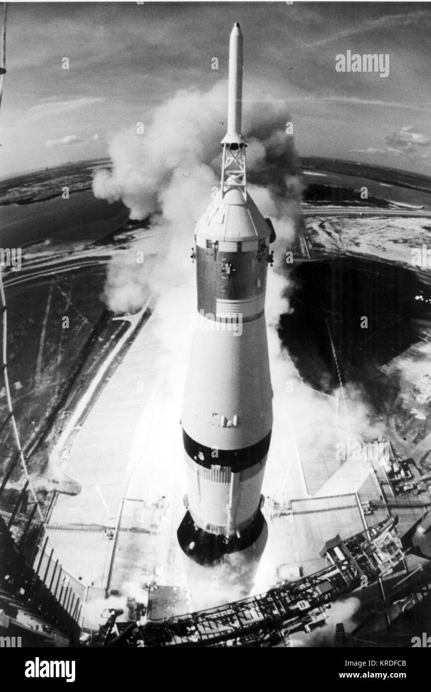 Apollo 11 lancées via les Rocket-High Saturn V Angle View Banque D'Images