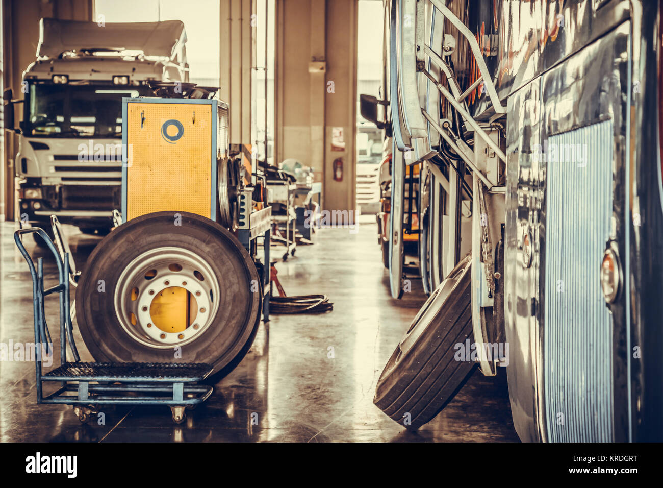 Les autobus et les camions en attente de service dans le garage, vintage style photographique et cinématographique Banque D'Images