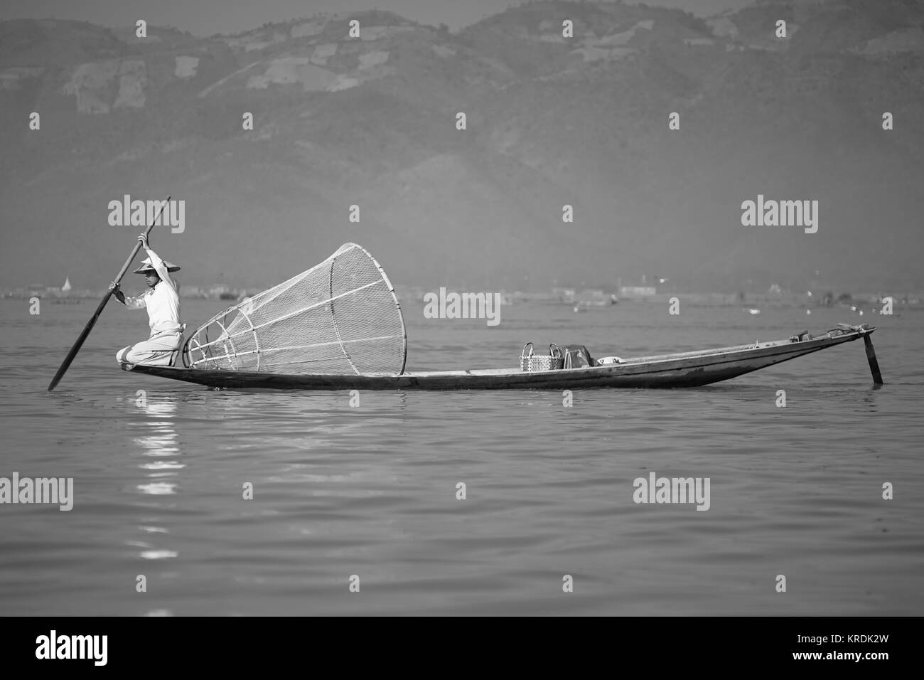 Pêcheur traditionnel avec net sur un long voile au lac Inle, Myanmar, en Asie du sud-est Banque D'Images