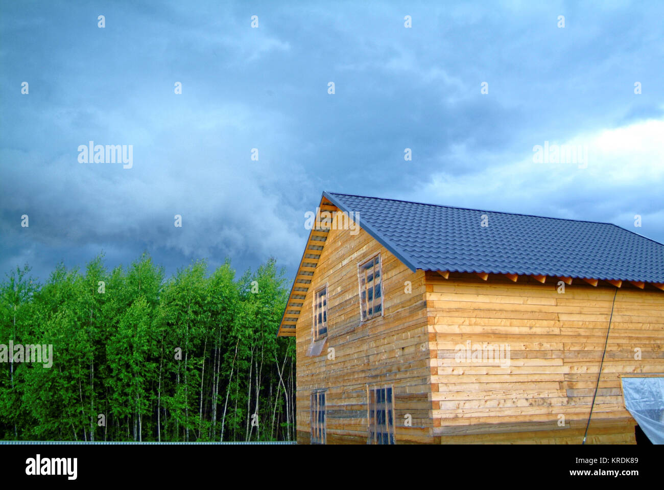 Maison en bois pour une parcelle rurale au printemps, Russie Banque D'Images