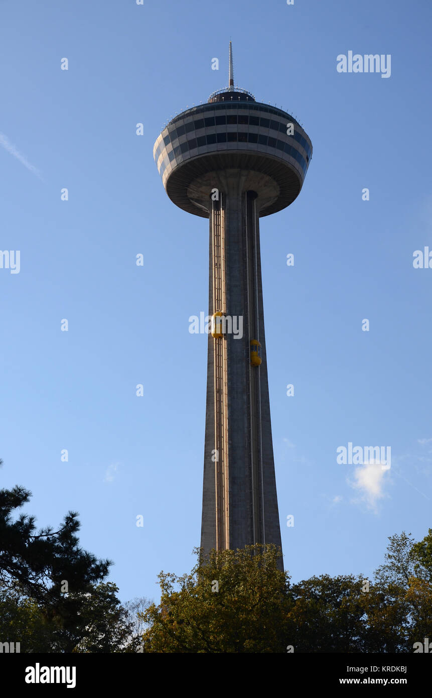 La Tour Skylon avec 'bug' externe jaune ascenseurs à Niagara Falls, Ontario, Canada Banque D'Images