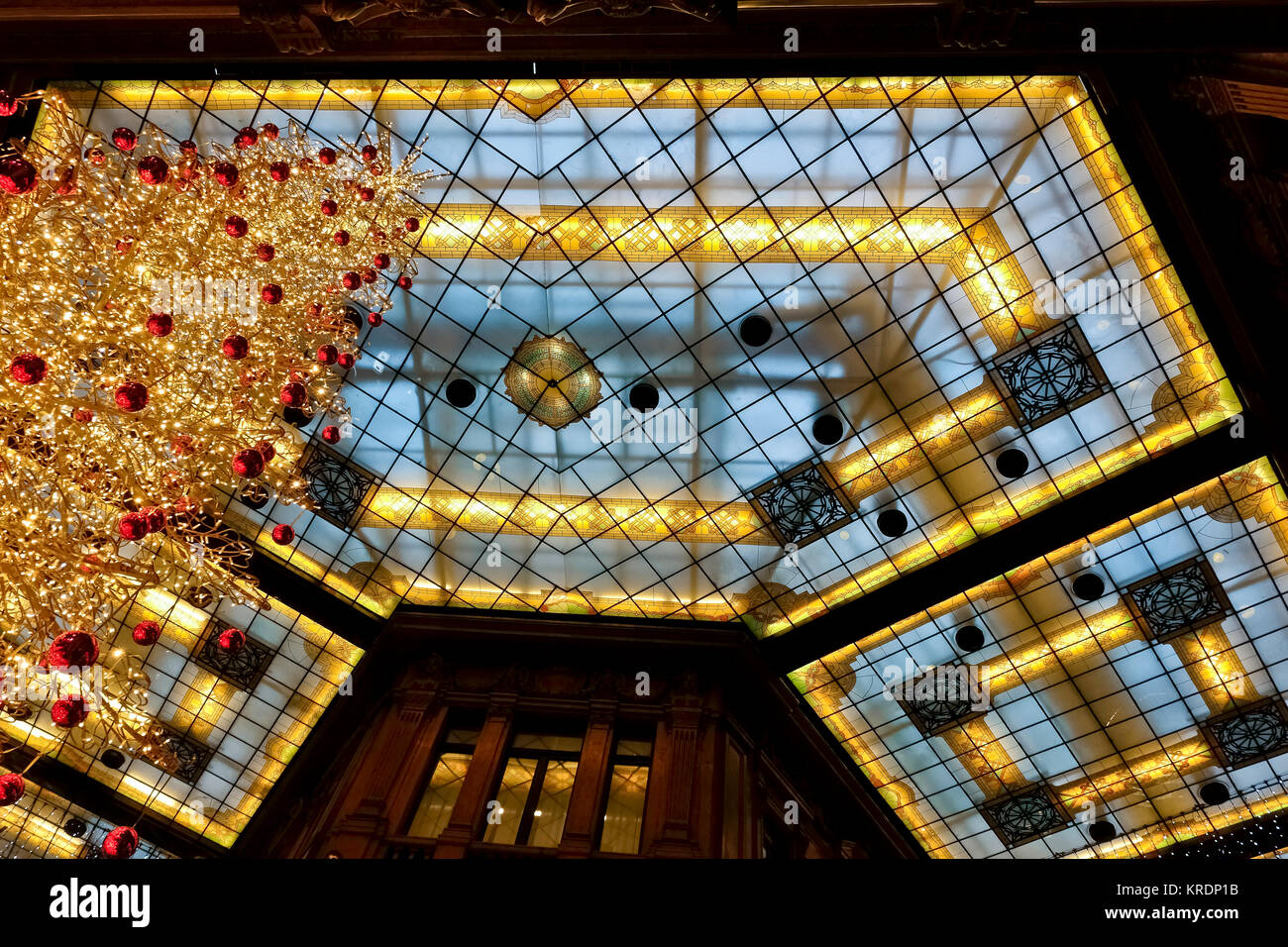 Arbre de lumières à DEL de Noël à Rome, Galleria Alberto Sordi, anciennement Galleria Colonna, via del Corso, Rome, Italie, Europe, UE. Noël, Noël humeur. Banque D'Images