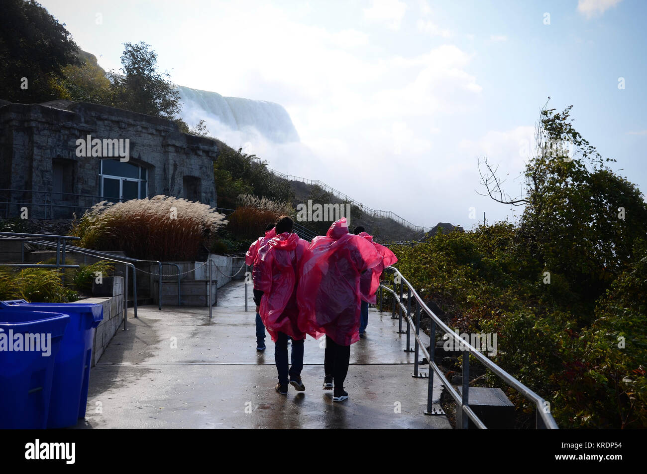 Les touristes à pied en vertu de l'American Falls à Niagara, Buffalo, NEW YORK, USA Banque D'Images