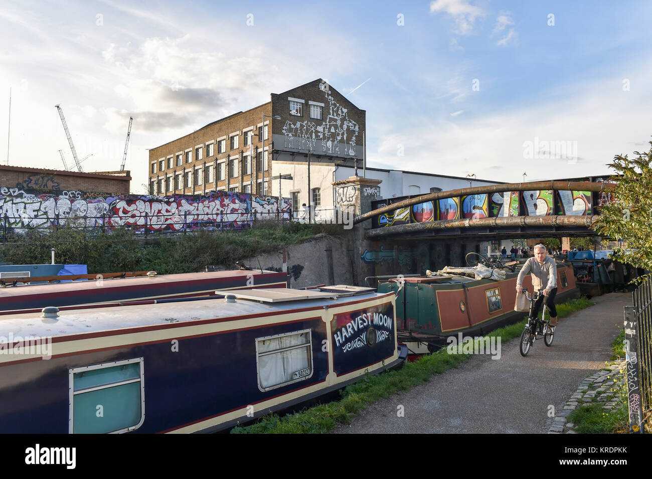 D'Hackney Wick London UK Octobre 2017 - Narrowboats sur les canaux autour du développement de l'Île du poisson photographie prise par Simon Dack Banque D'Images