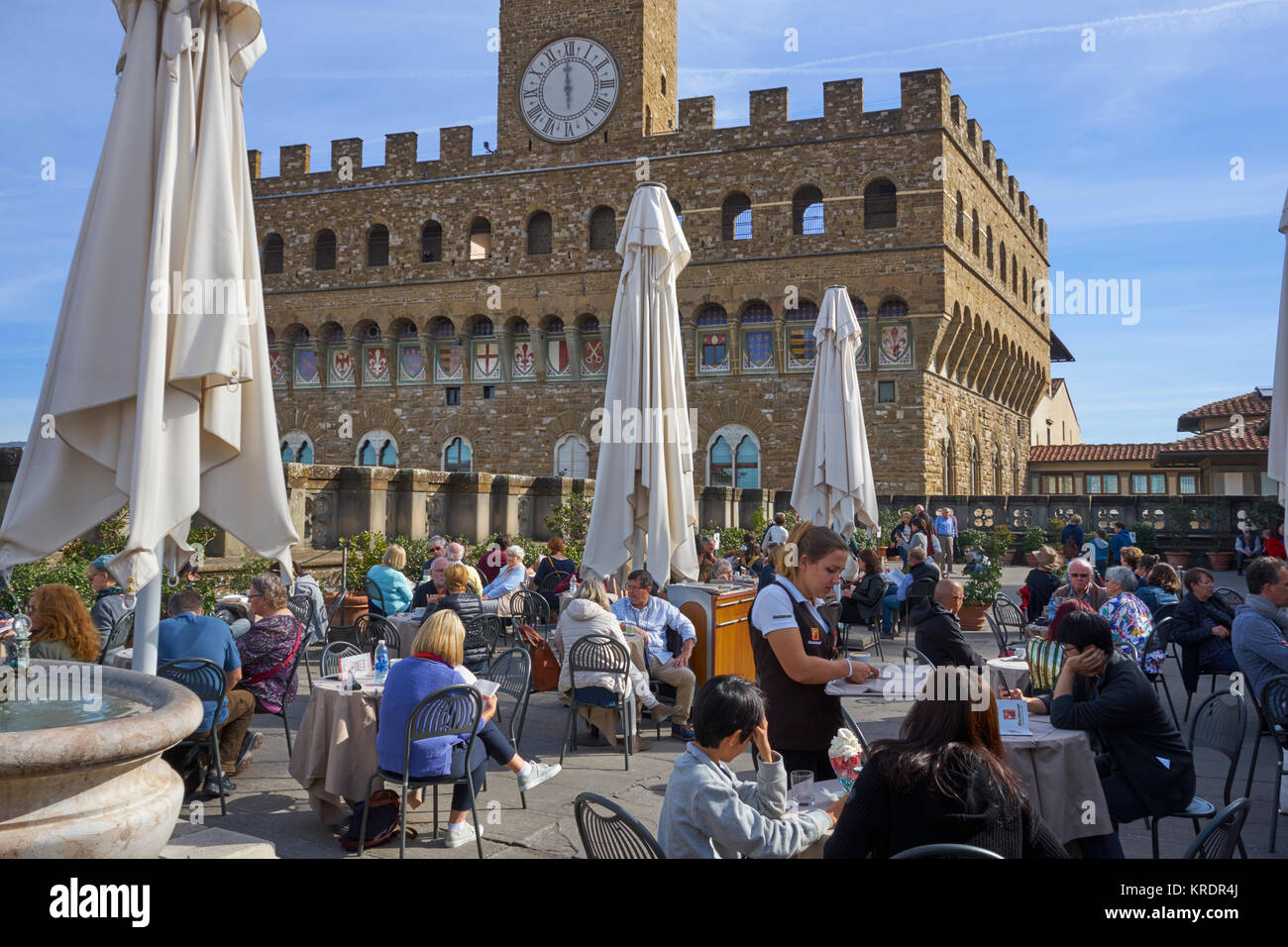 Florence, Italie, Galerie des Offices, le toit terrasse café, avec une serveuse et les visiteurs, et le Palazzo Vecchio en arrière-plan Banque D'Images