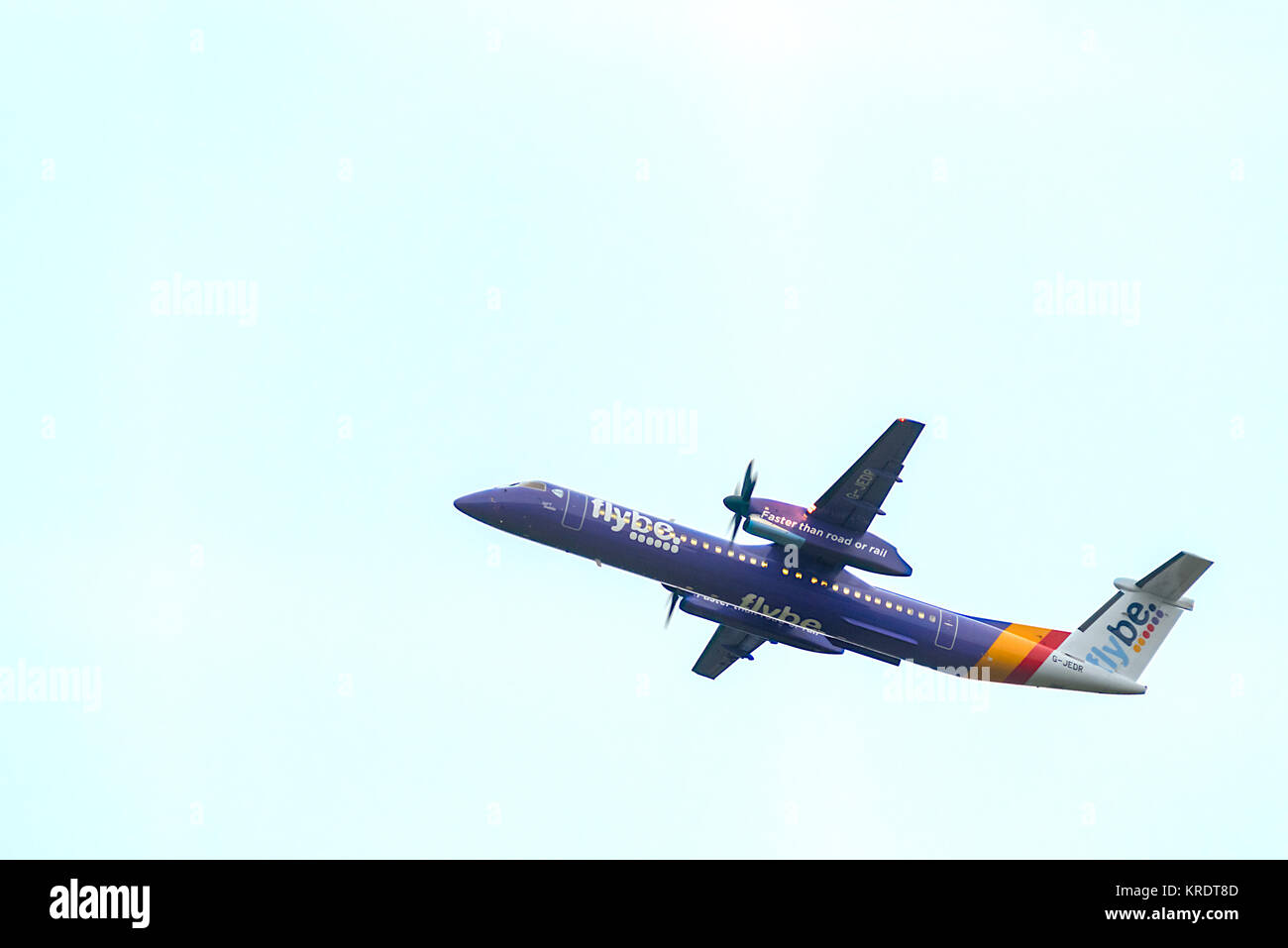 Avion de passagers Flybe G-JEDR Bombardier Dash 8 Q400 flying over head après le décollage. Banque D'Images