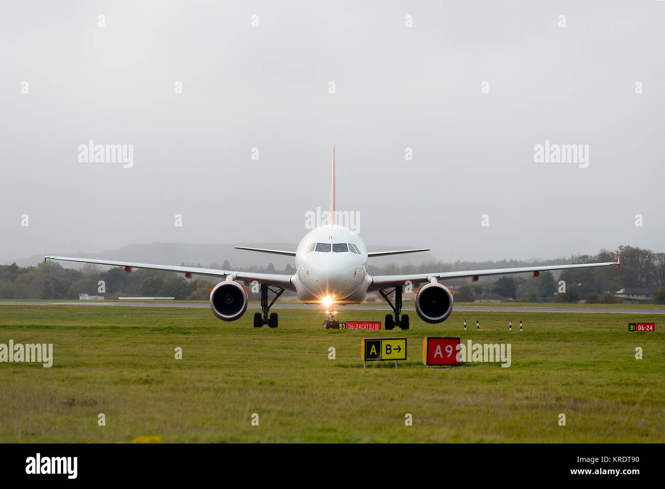 Statistiques passagers G-EZIL avion Airbus A319-111 le roulage après l'atterrissage à l'Aéroport International d'Édimbourg. Banque D'Images