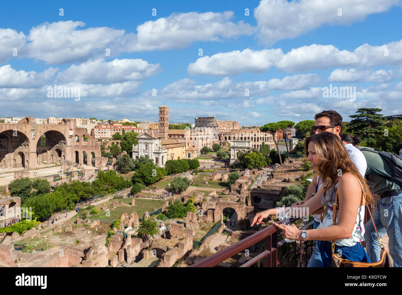 Forum de Rome. Vue depuis la colline du Palatin sur les anciennes ruines du Forum Romain, Rome, Italie Banque D'Images